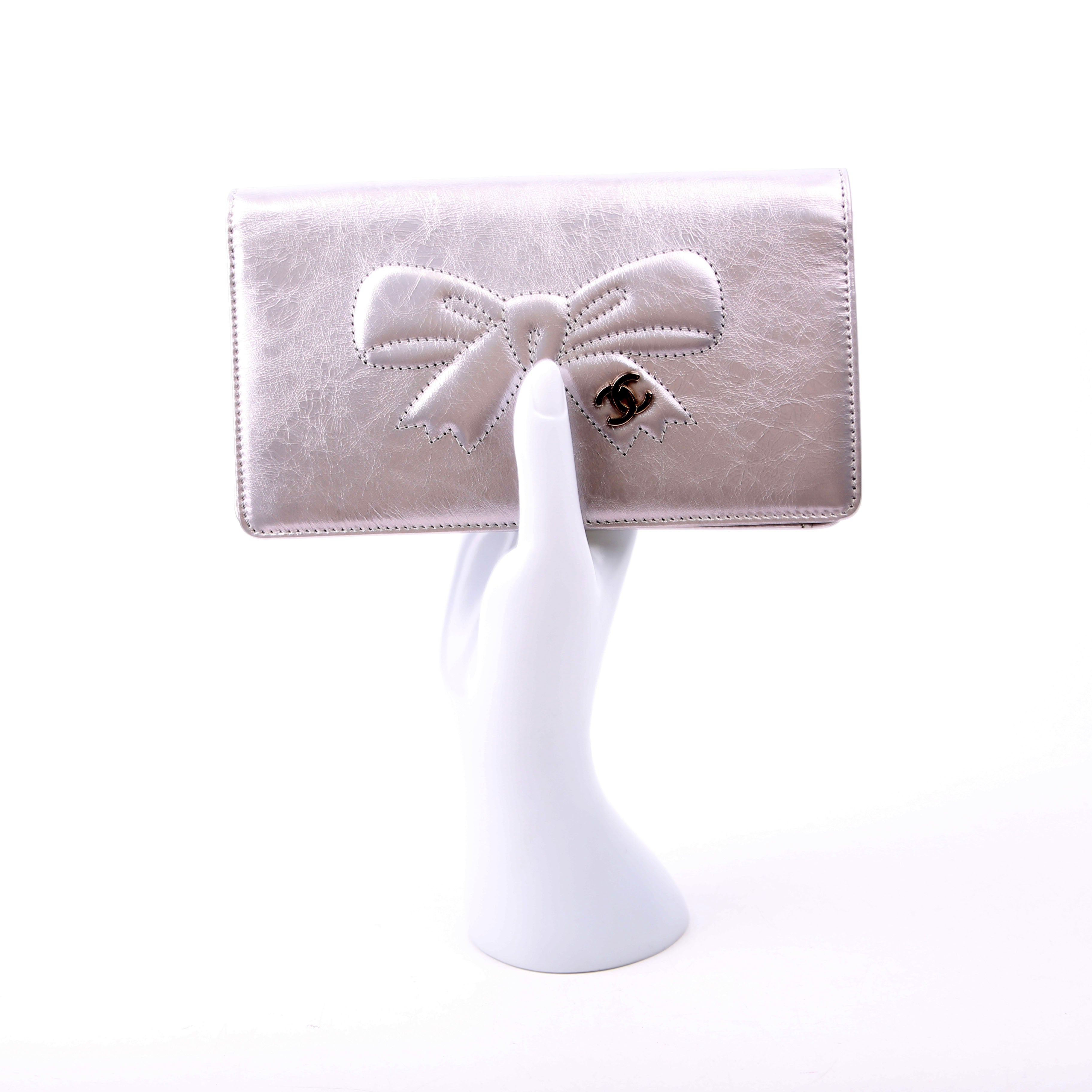 CC Bow Bi-Fold Wallet Metallic 12M Silver