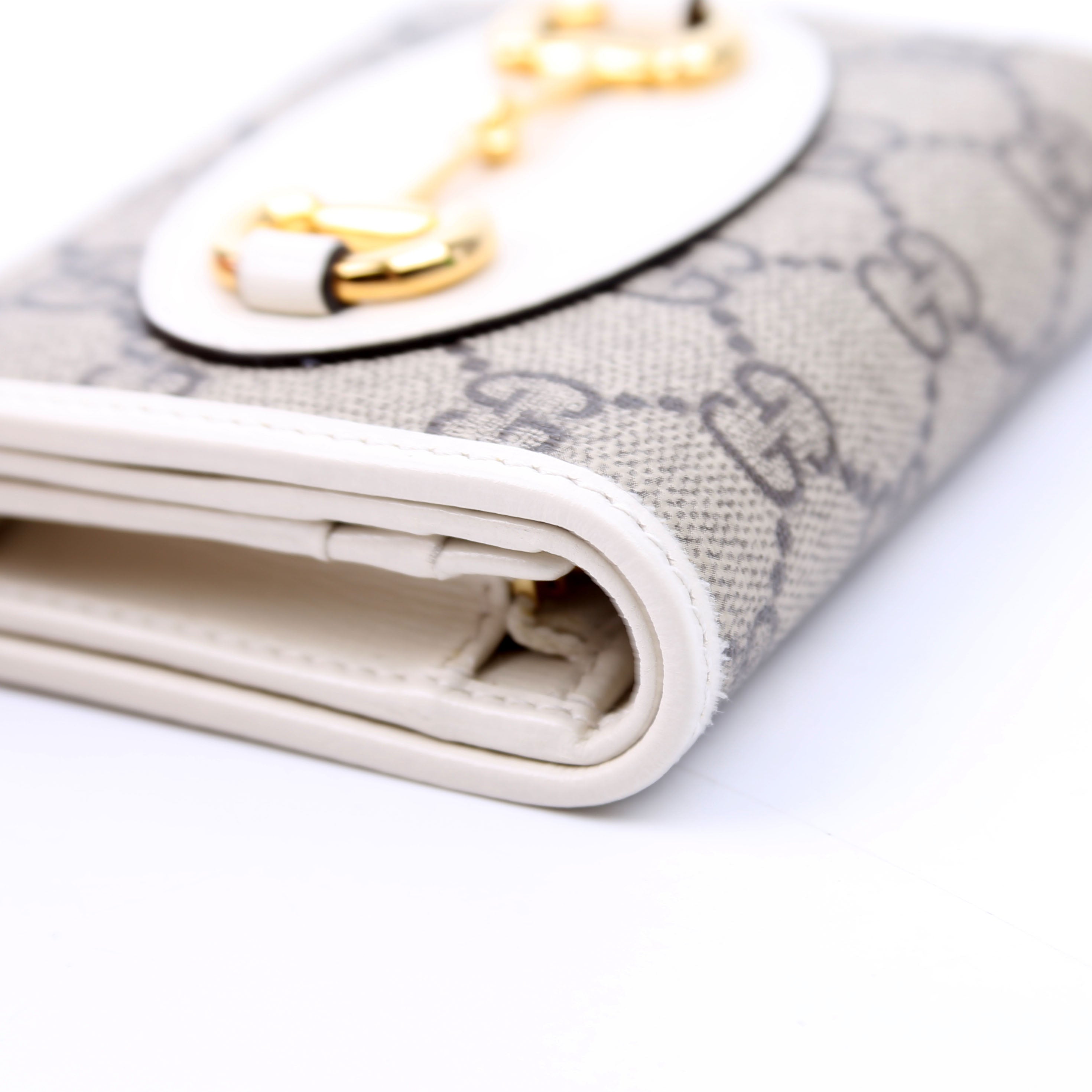 621887 Horsebit 1955 GG Supreme Card Case White