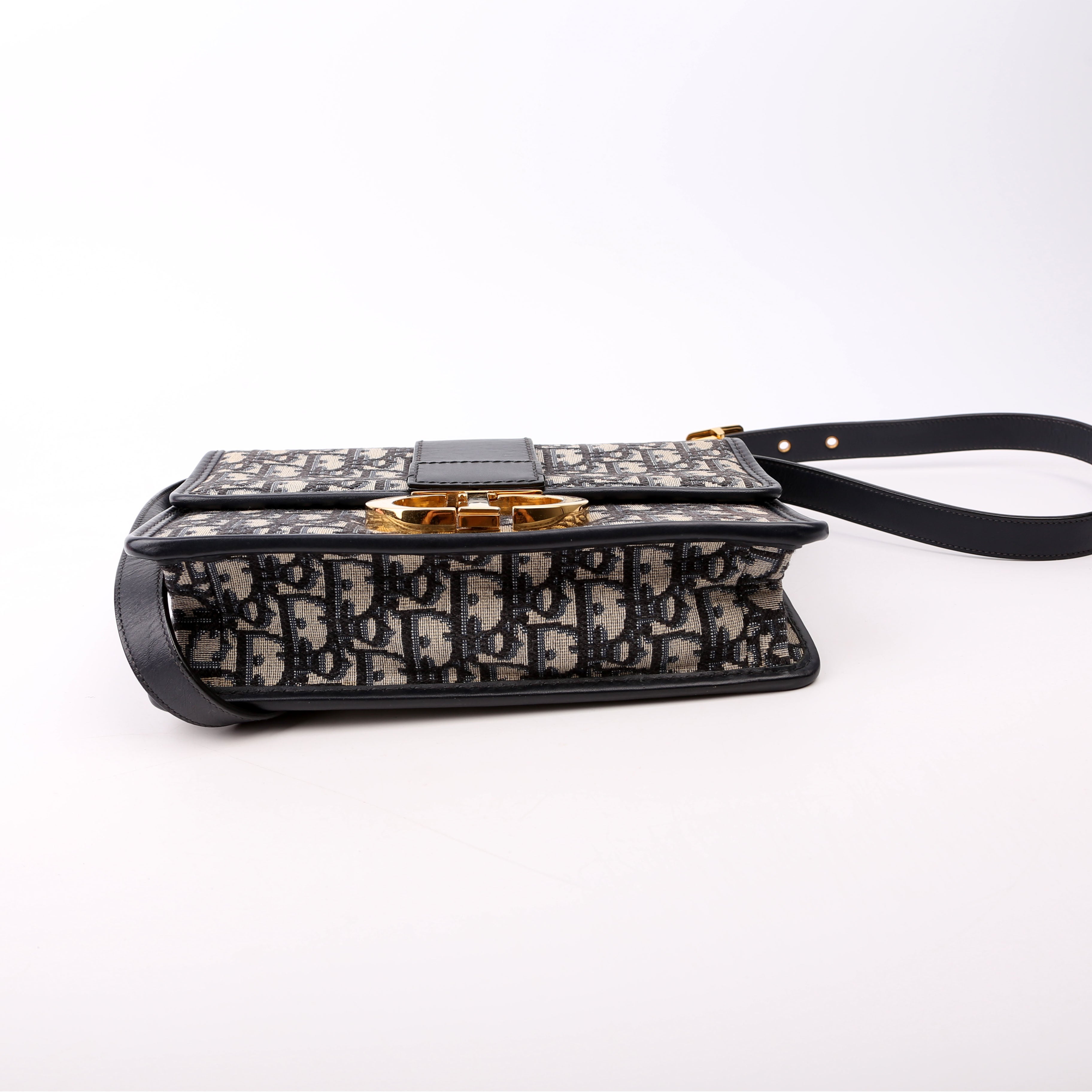 30 Montaigne Chain Bag Navy/Beige