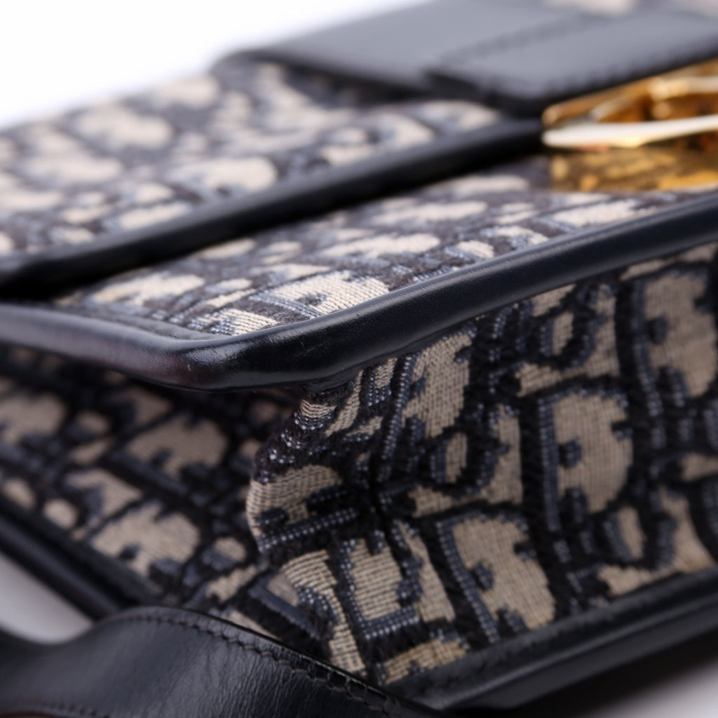 30 Montaigne Chain Bag Navy/Beige