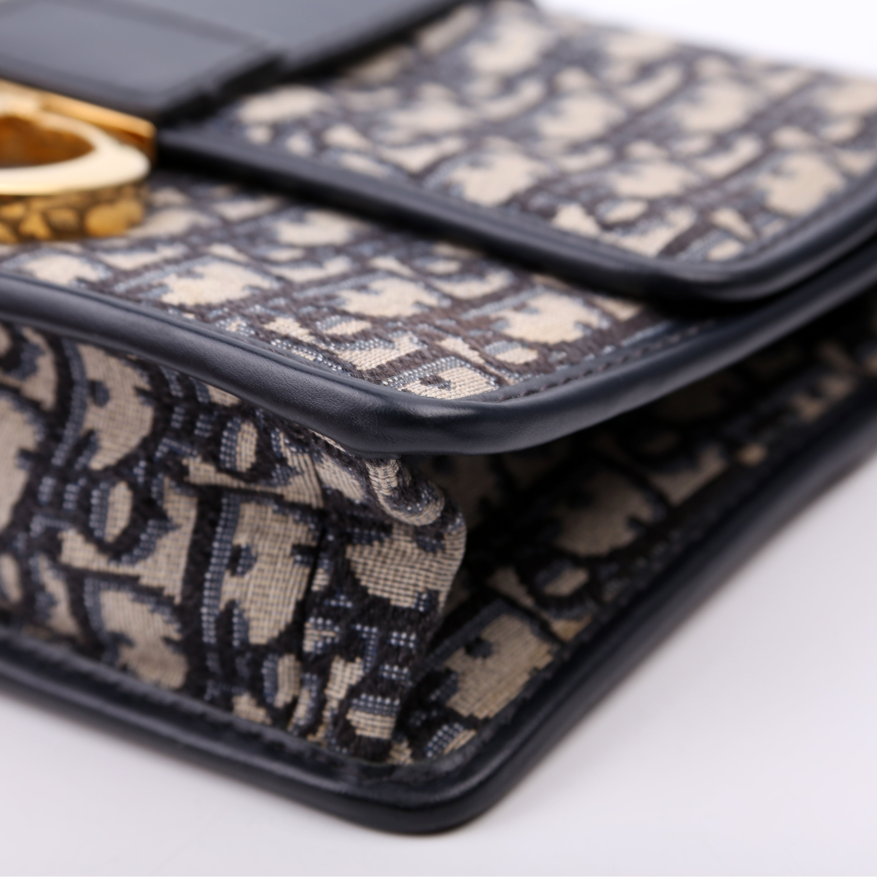30 Montaigne Chain Bag Navy/Beige