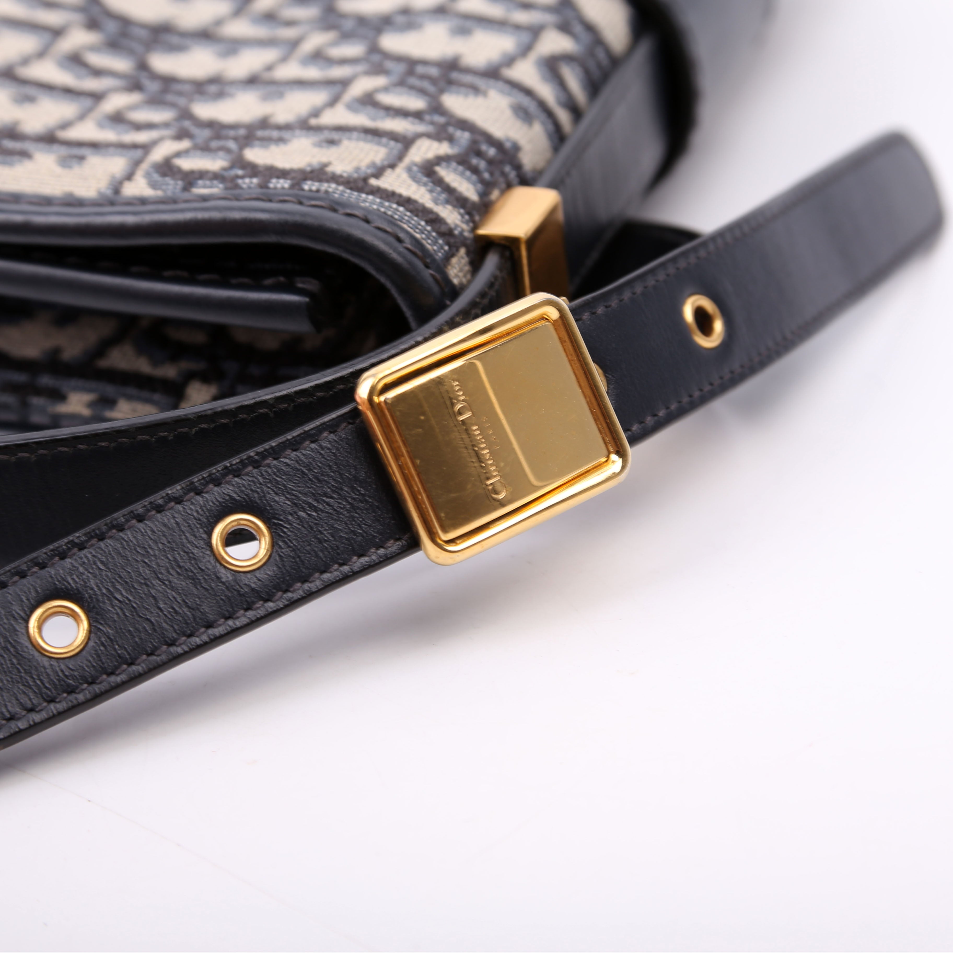 30 Montaigne Chain Bag Navy/Beige