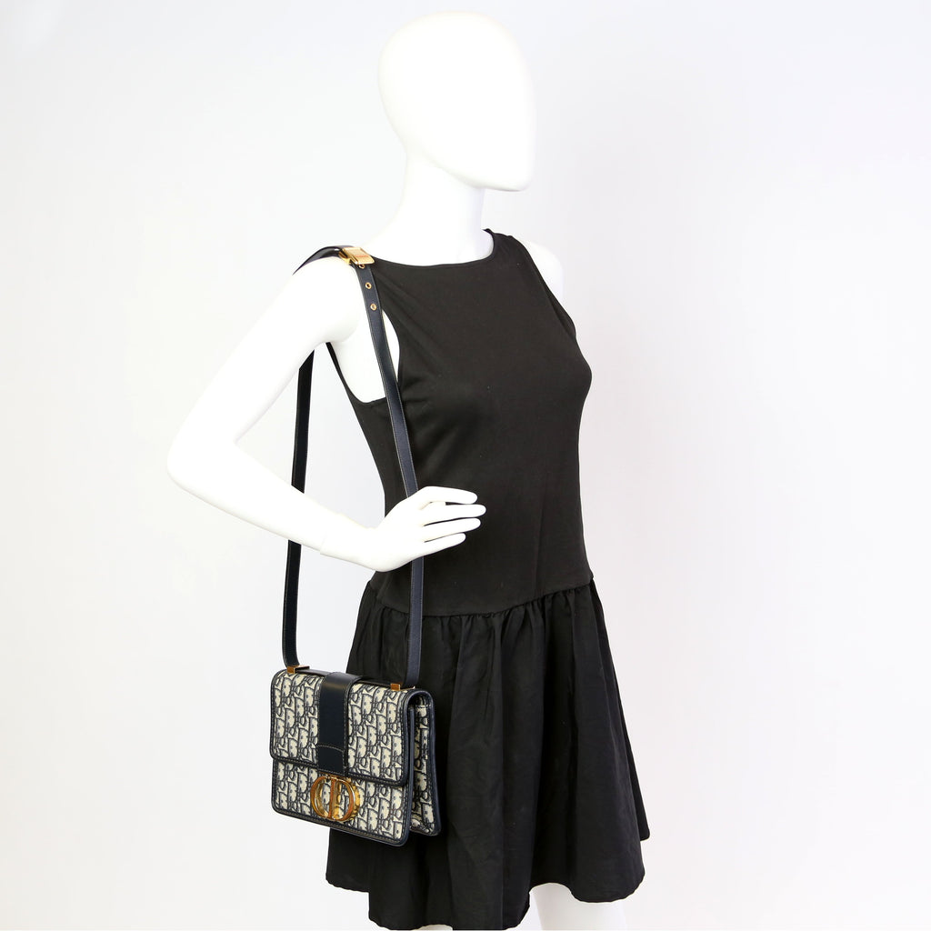 30 Montaigne Chain Bag Navy/Beige