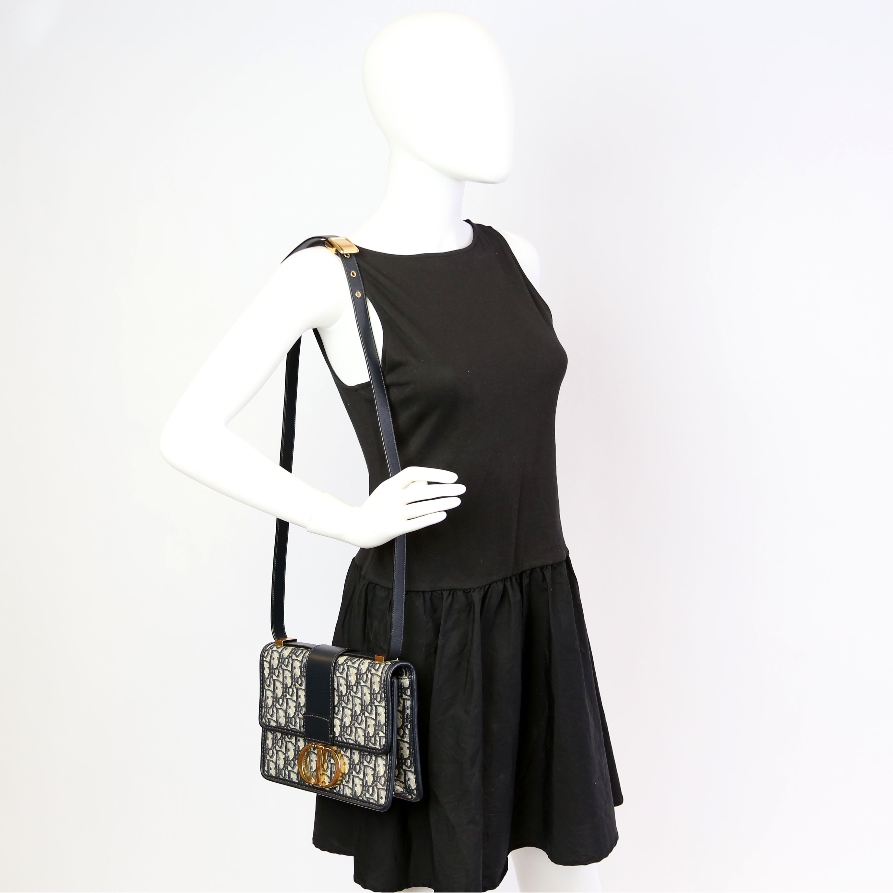30 Montaigne Chain Bag Navy/Beige