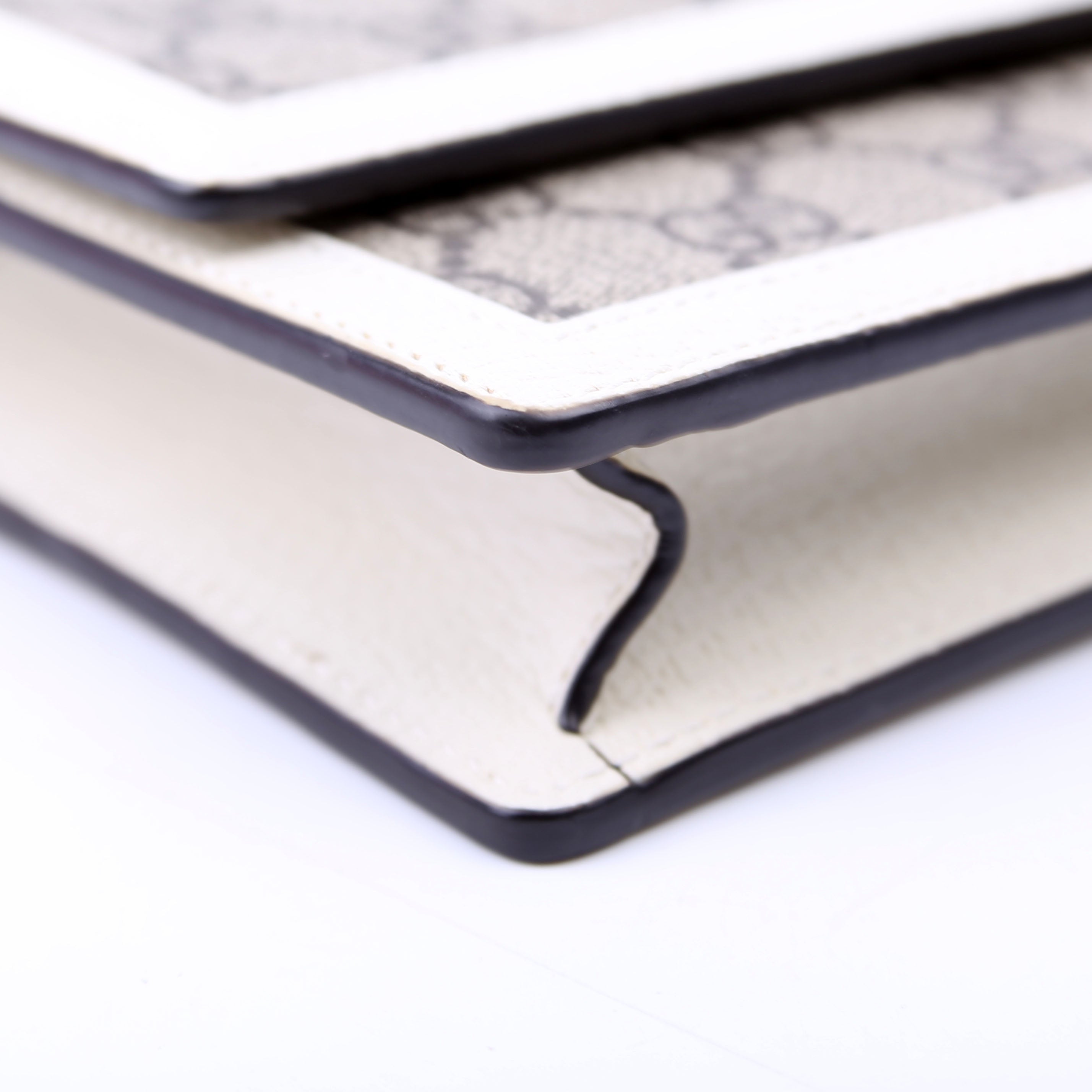 476079 Queen Margaret Wallet On Chain White
