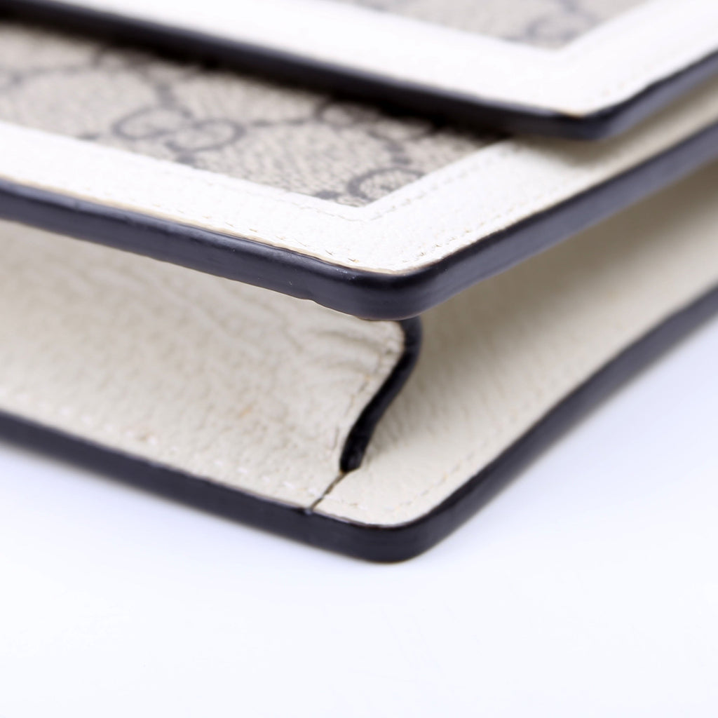 476079 Queen Margaret Wallet On Chain White