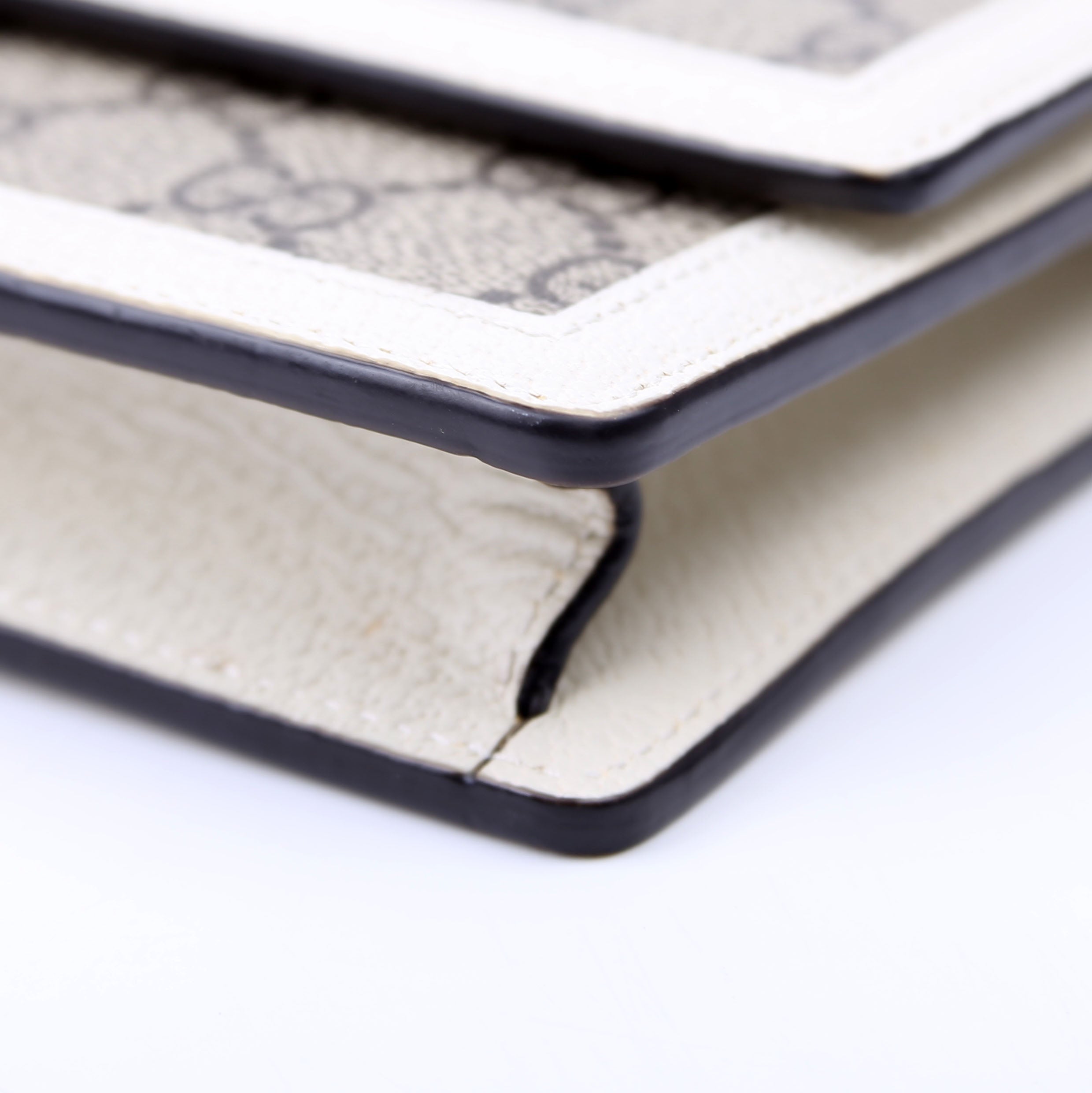 476079 Queen Margaret Wallet On Chain White