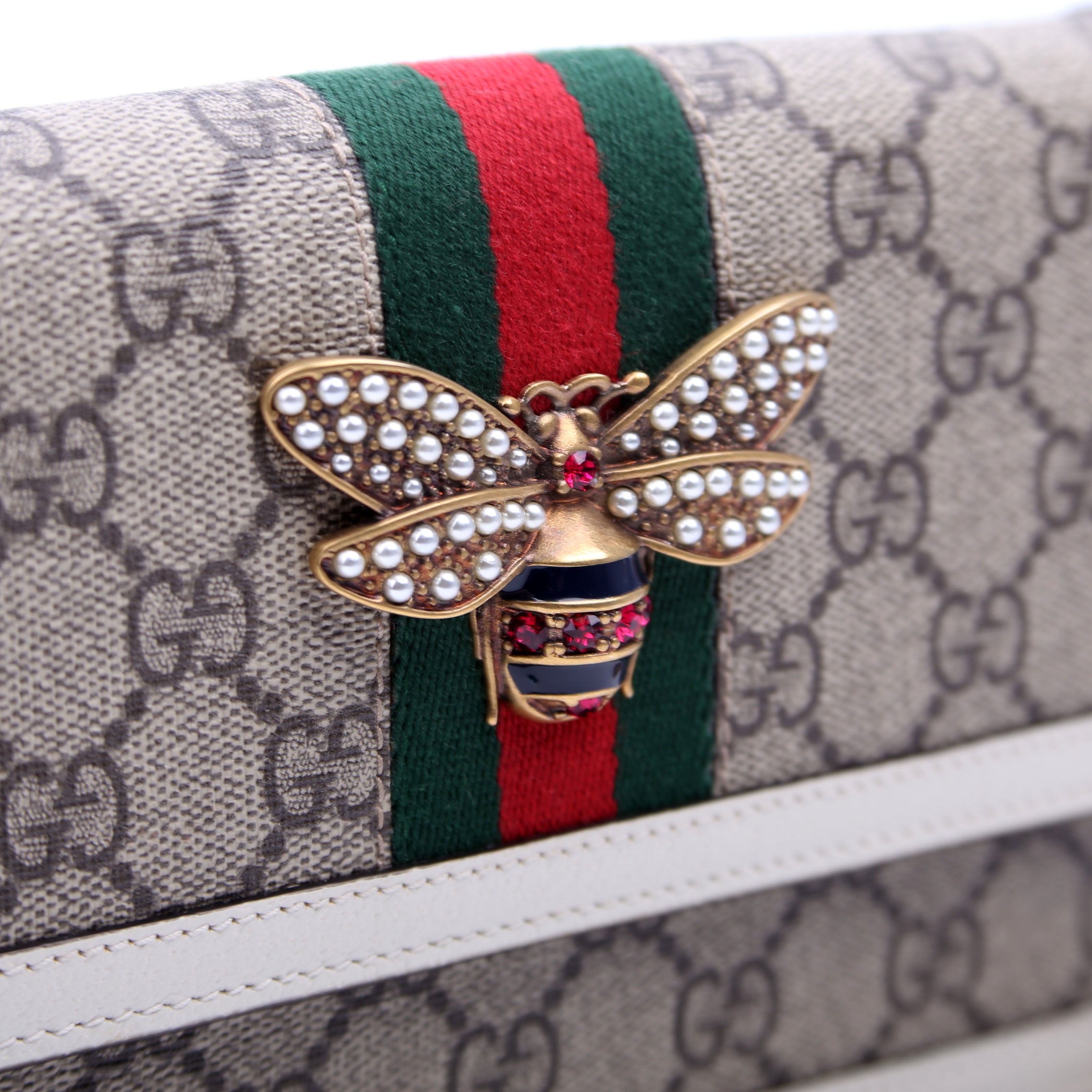 476079 Queen Margaret Wallet On Chain White