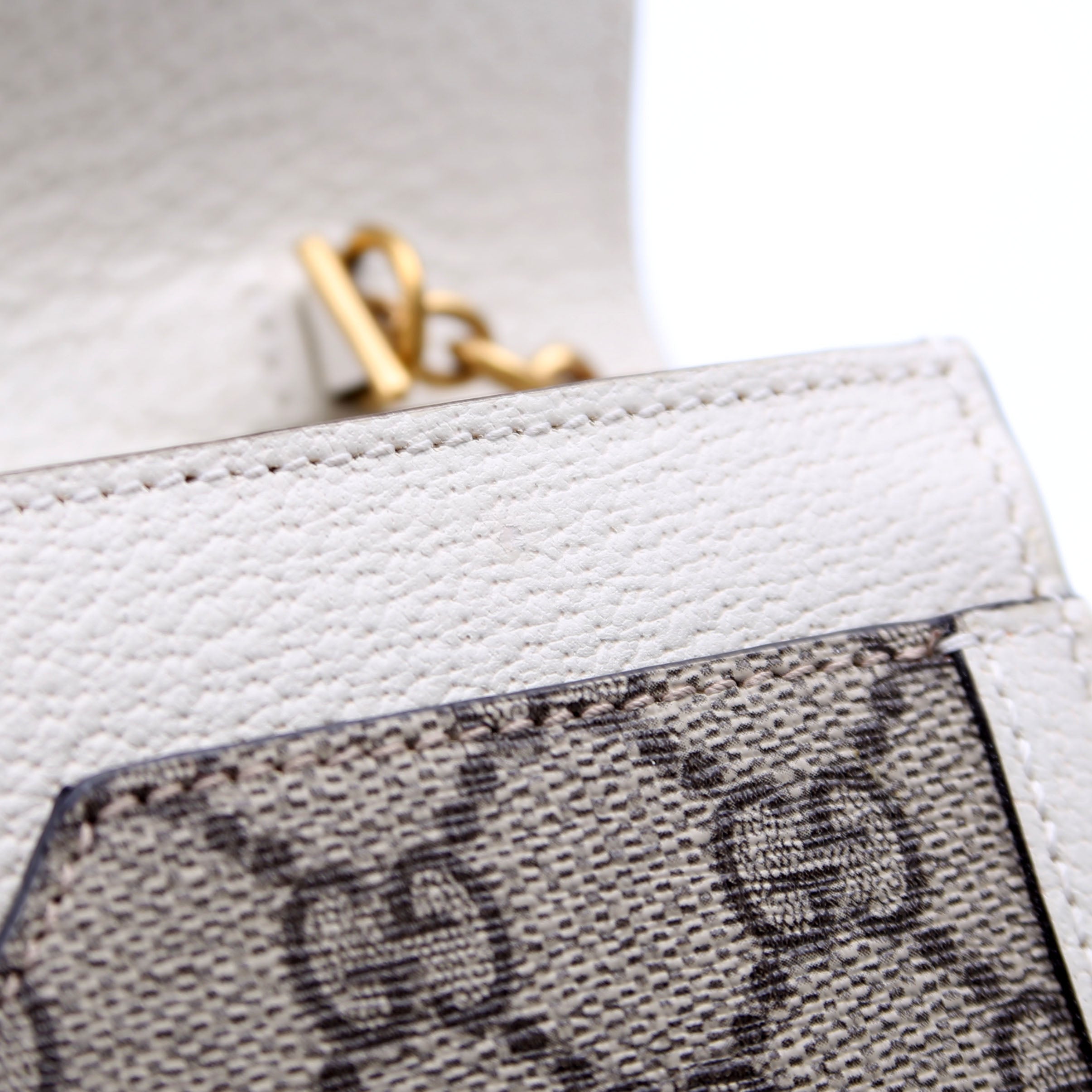 476079 Queen Margaret Wallet On Chain White