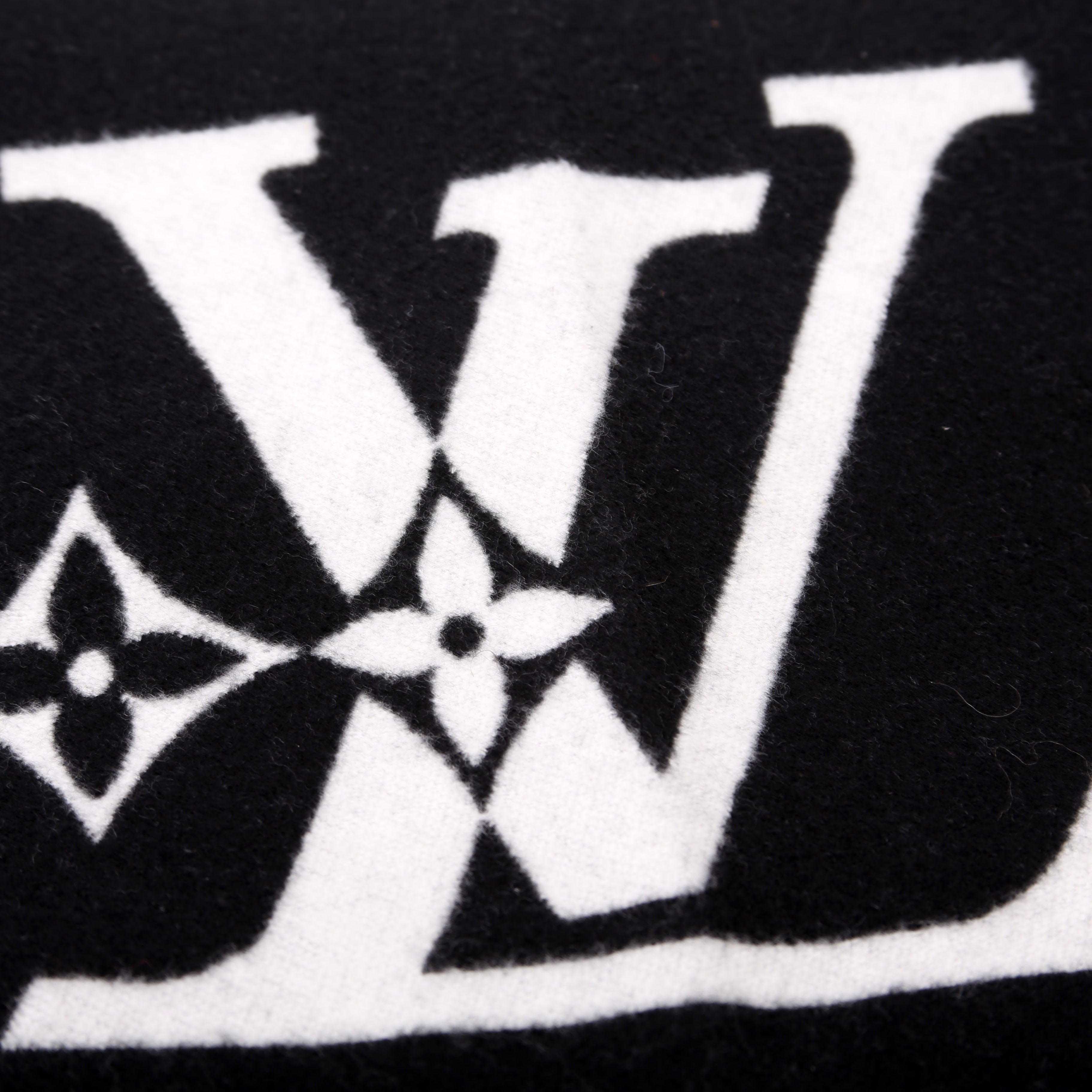 Smash Wool Muffler Scarf Black/White