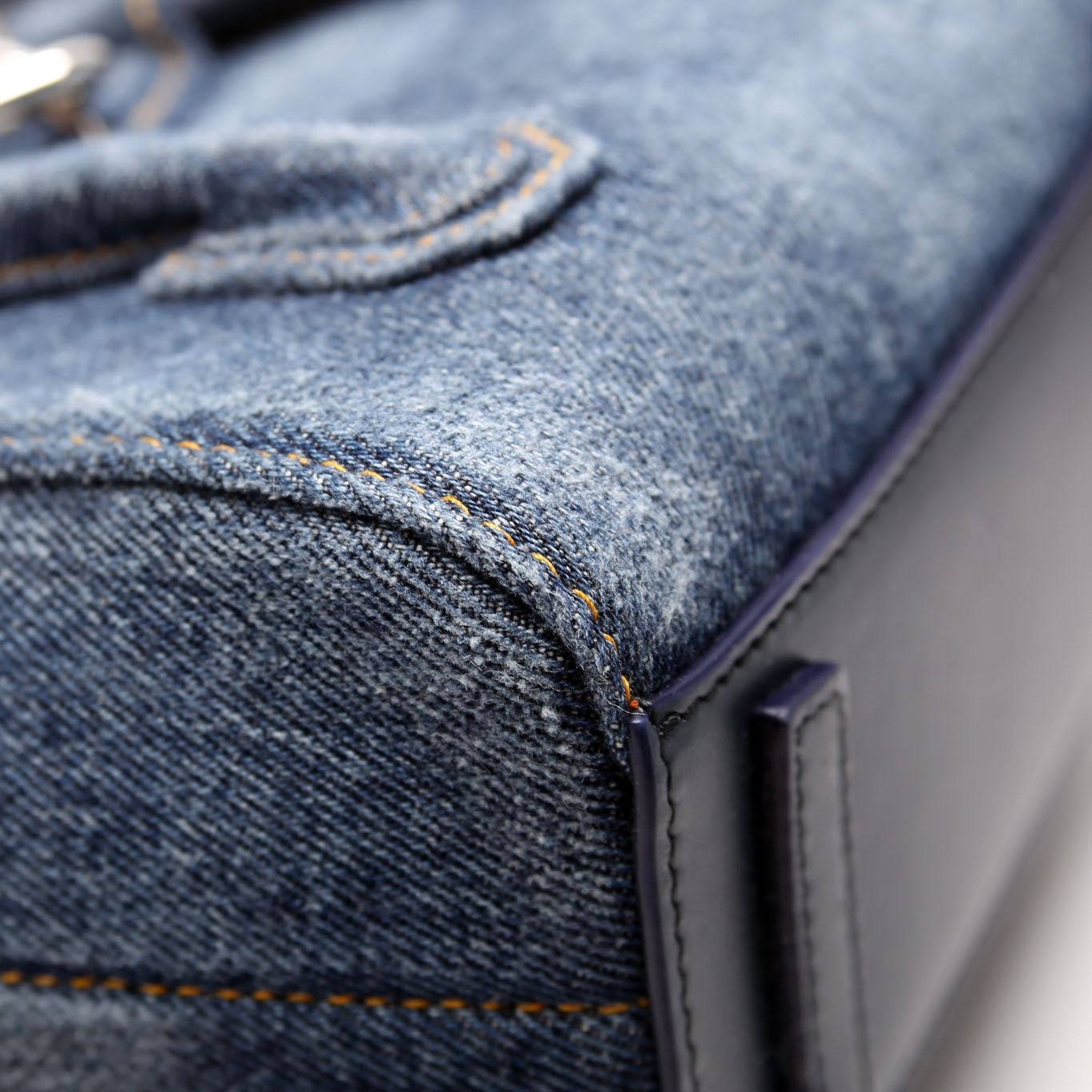 Toy Antigona Lock Denim Blue