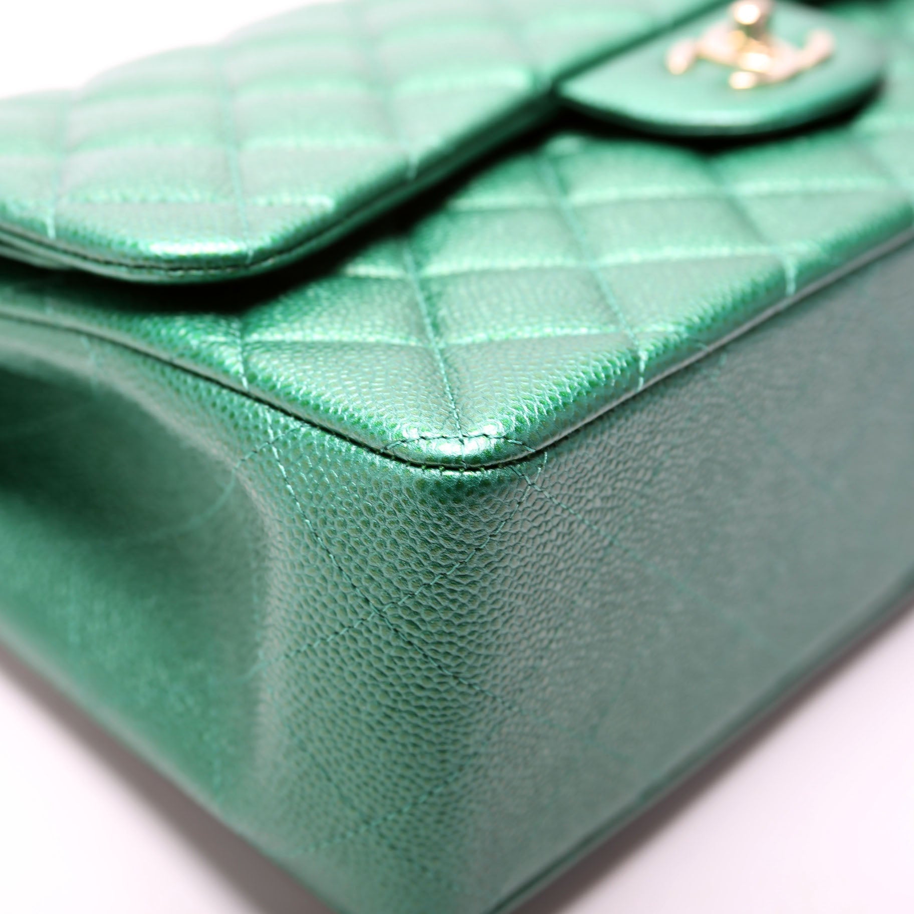 Classic Flap Jumbo Metallic Caviar 25-28M Green