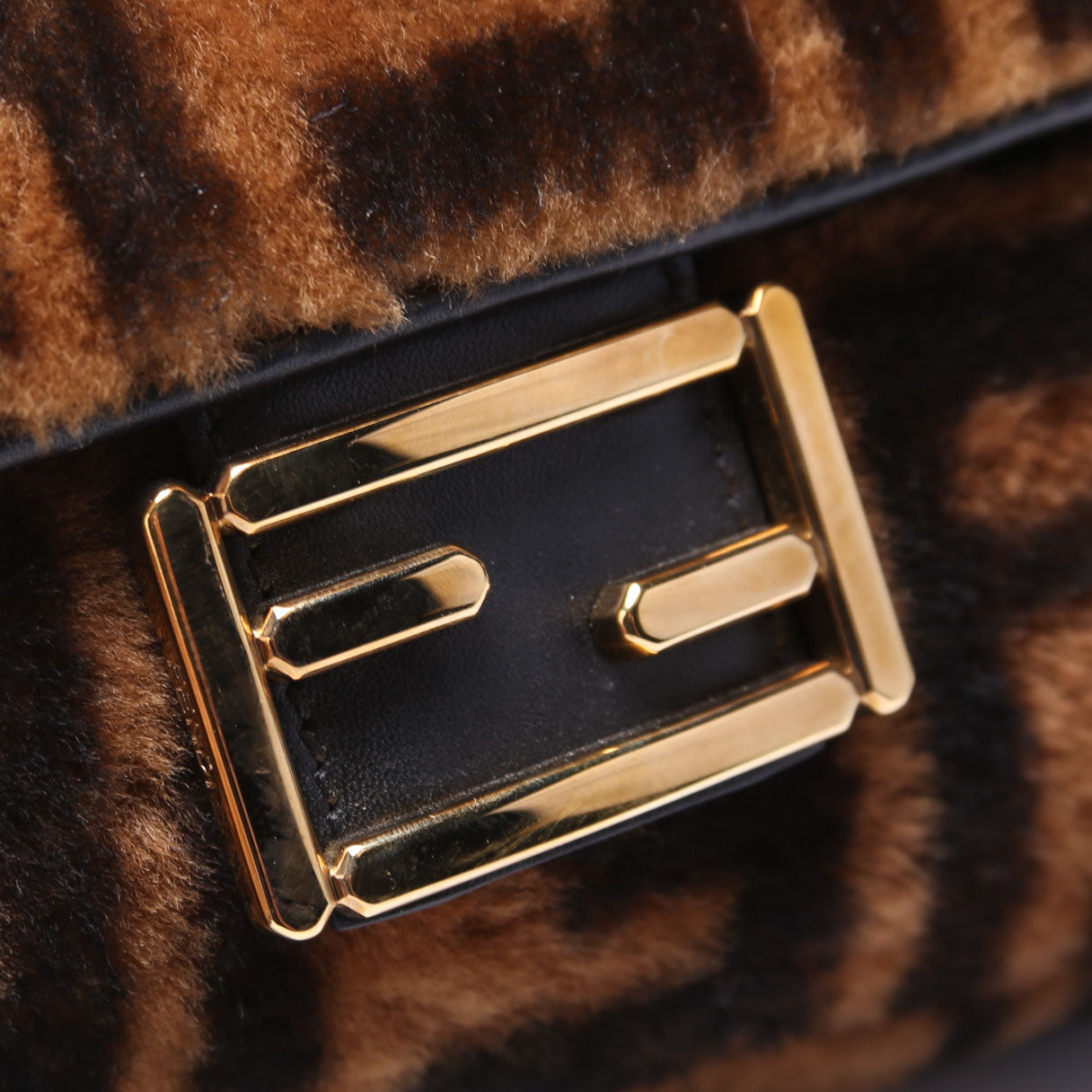 8BR600 Baguette FF Shearling Brown/Black
