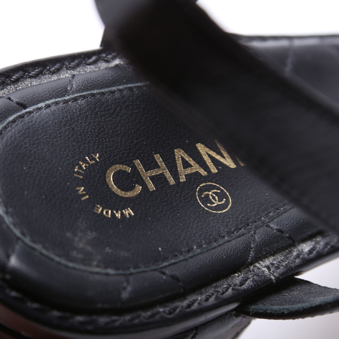 Medallion CC Thong Sandals Size 38 Black/Gold