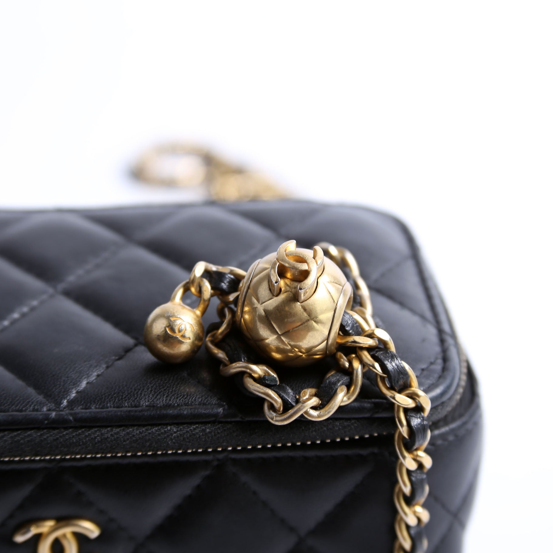 Pearl Crush Vanity With Chain Small Lambskin RFID Black