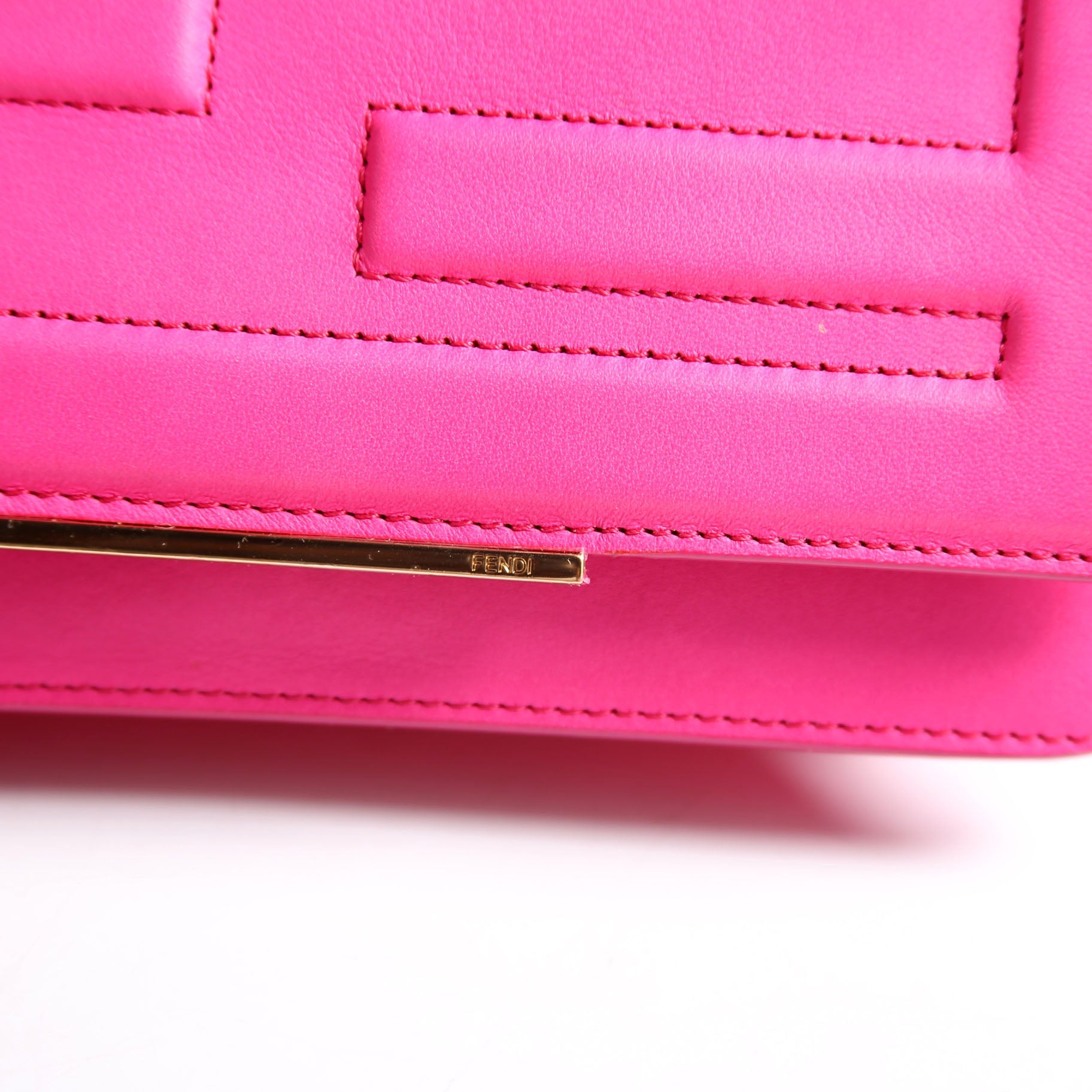 8M0346 Nappa Tube Wallet On Chain Pink