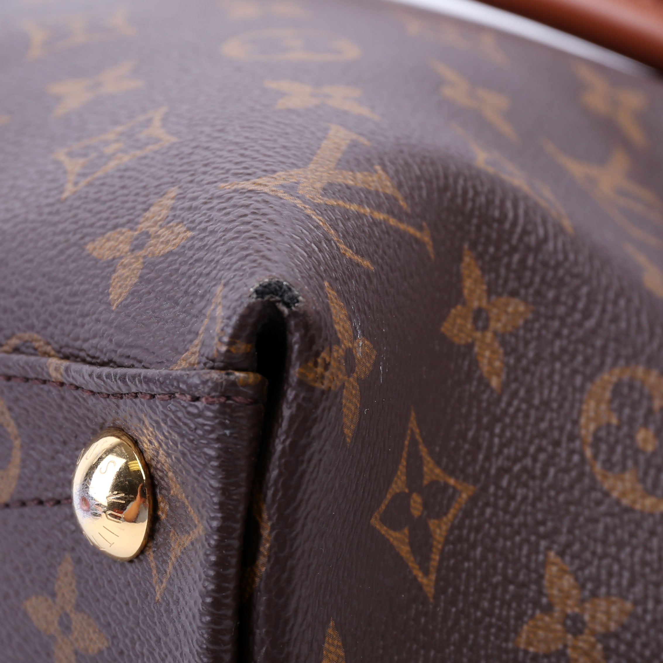 V Tote MM Monogram Yellow