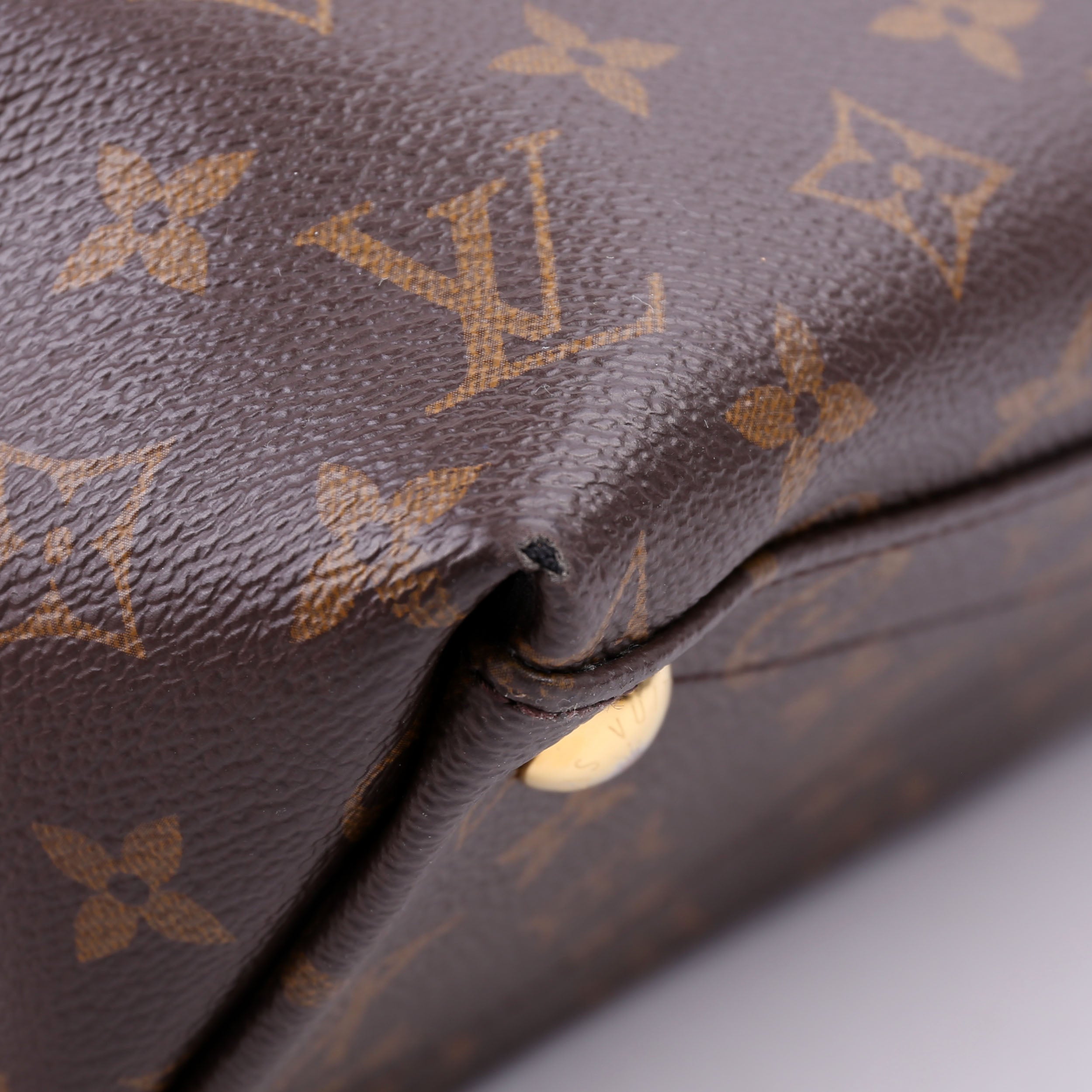 V Tote MM Monogram Yellow