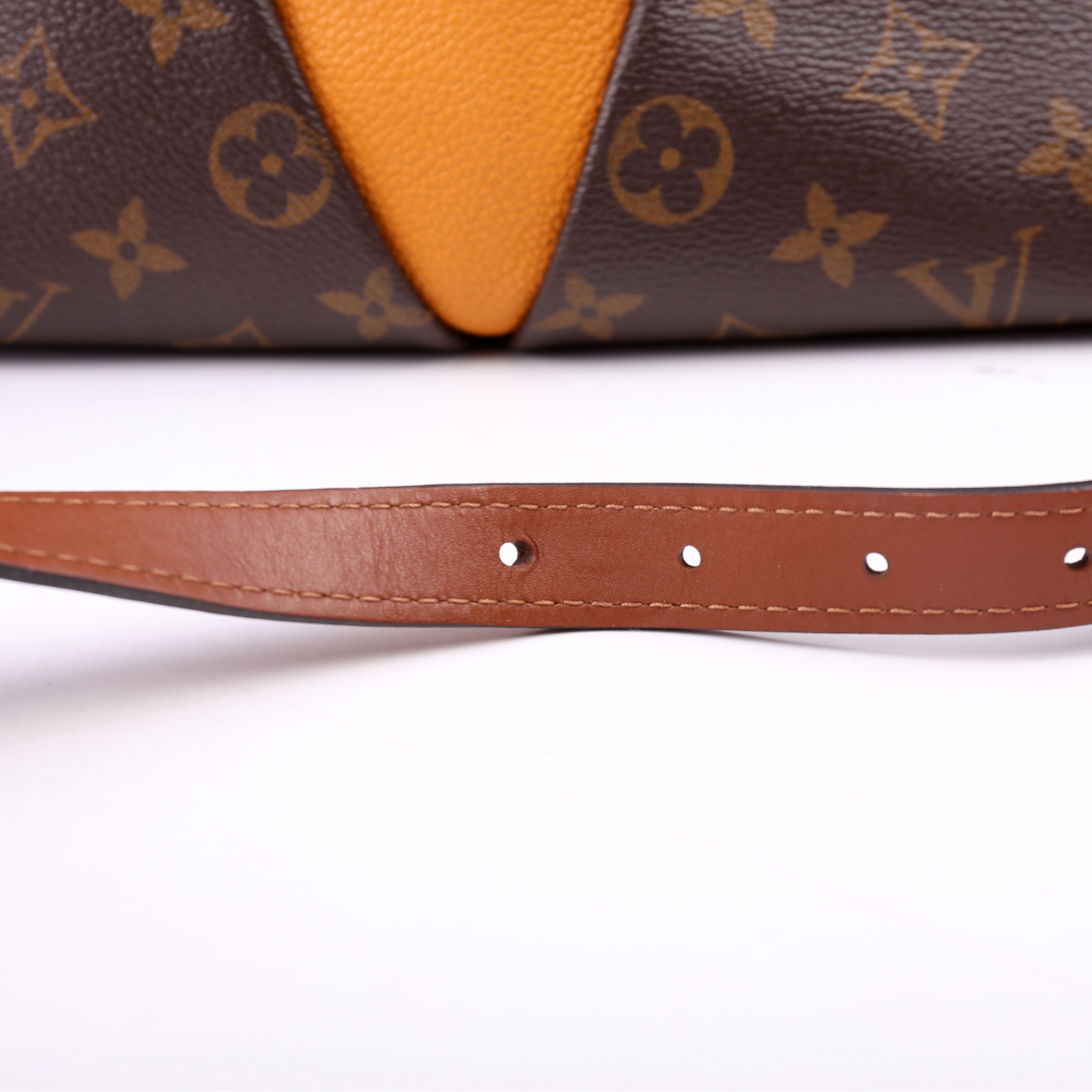 V Tote MM Monogram Yellow