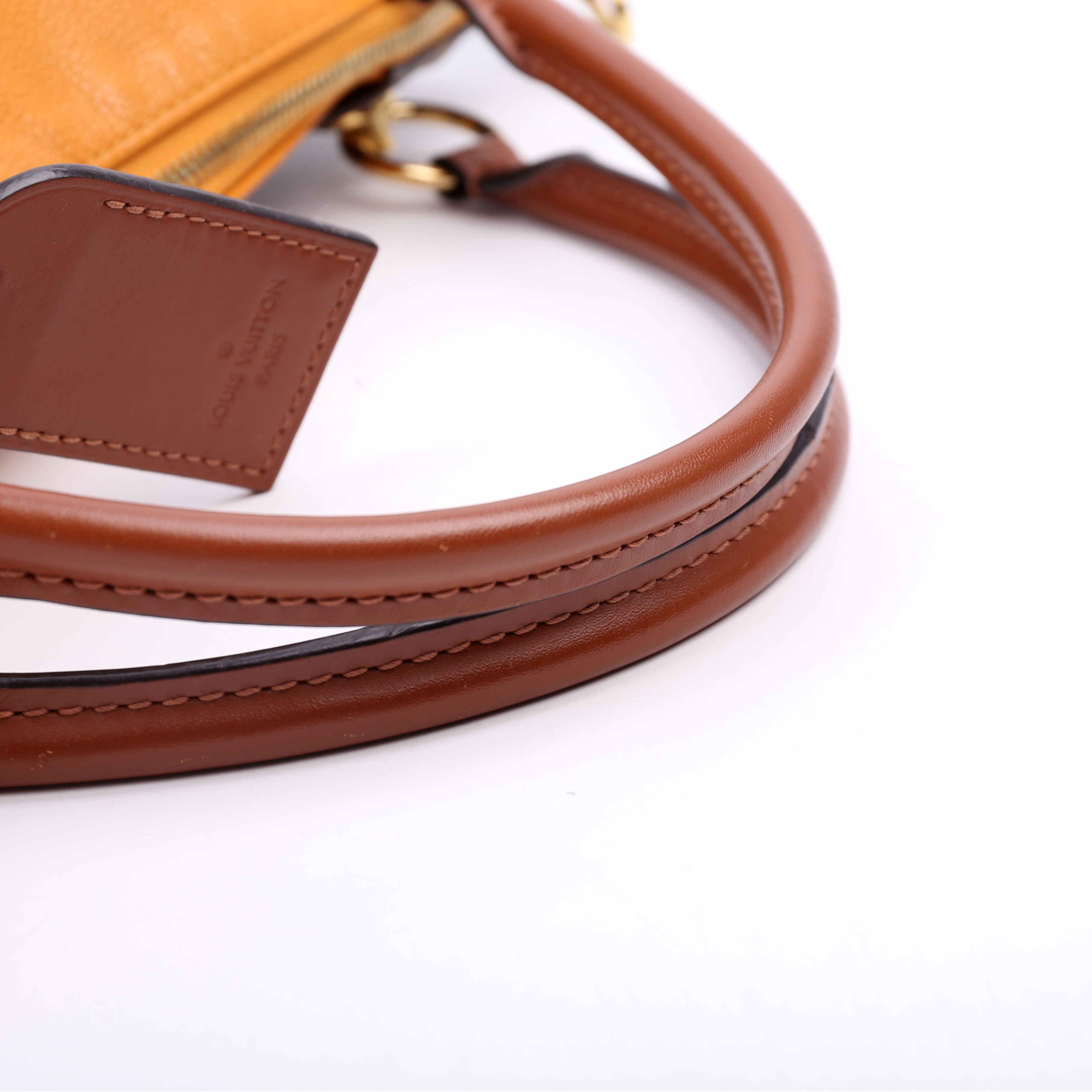 V Tote MM Monogram Yellow