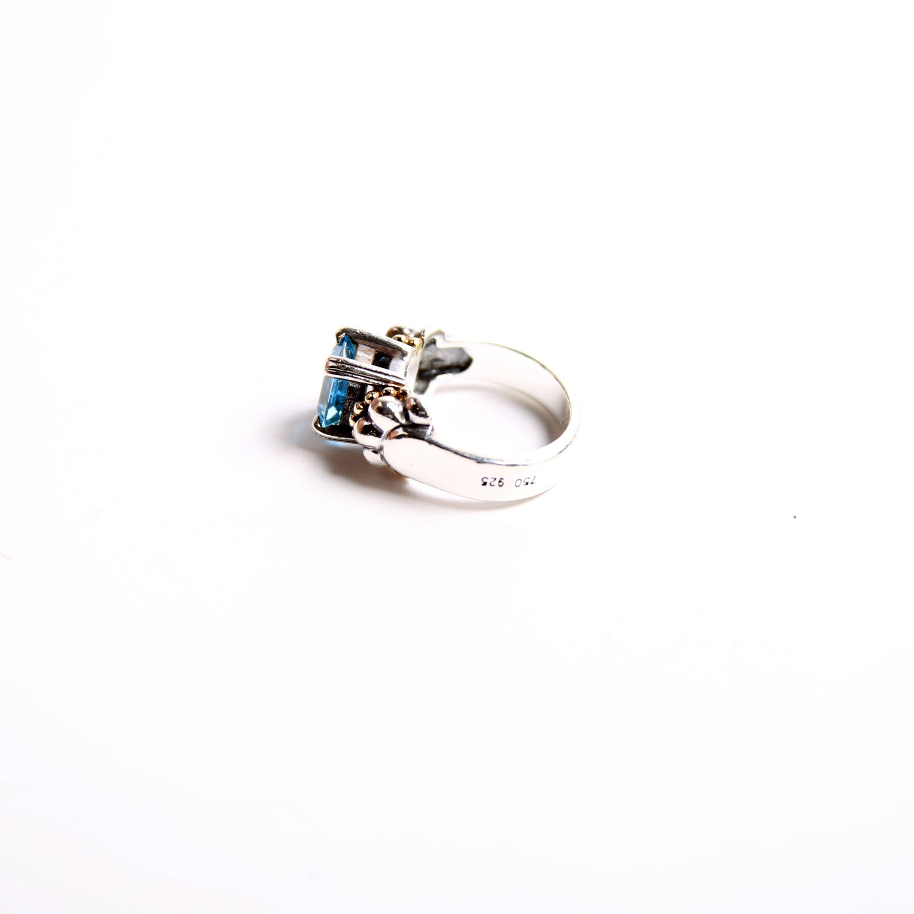 Blue Topaz Glacier Caviar 925/750 Size 7