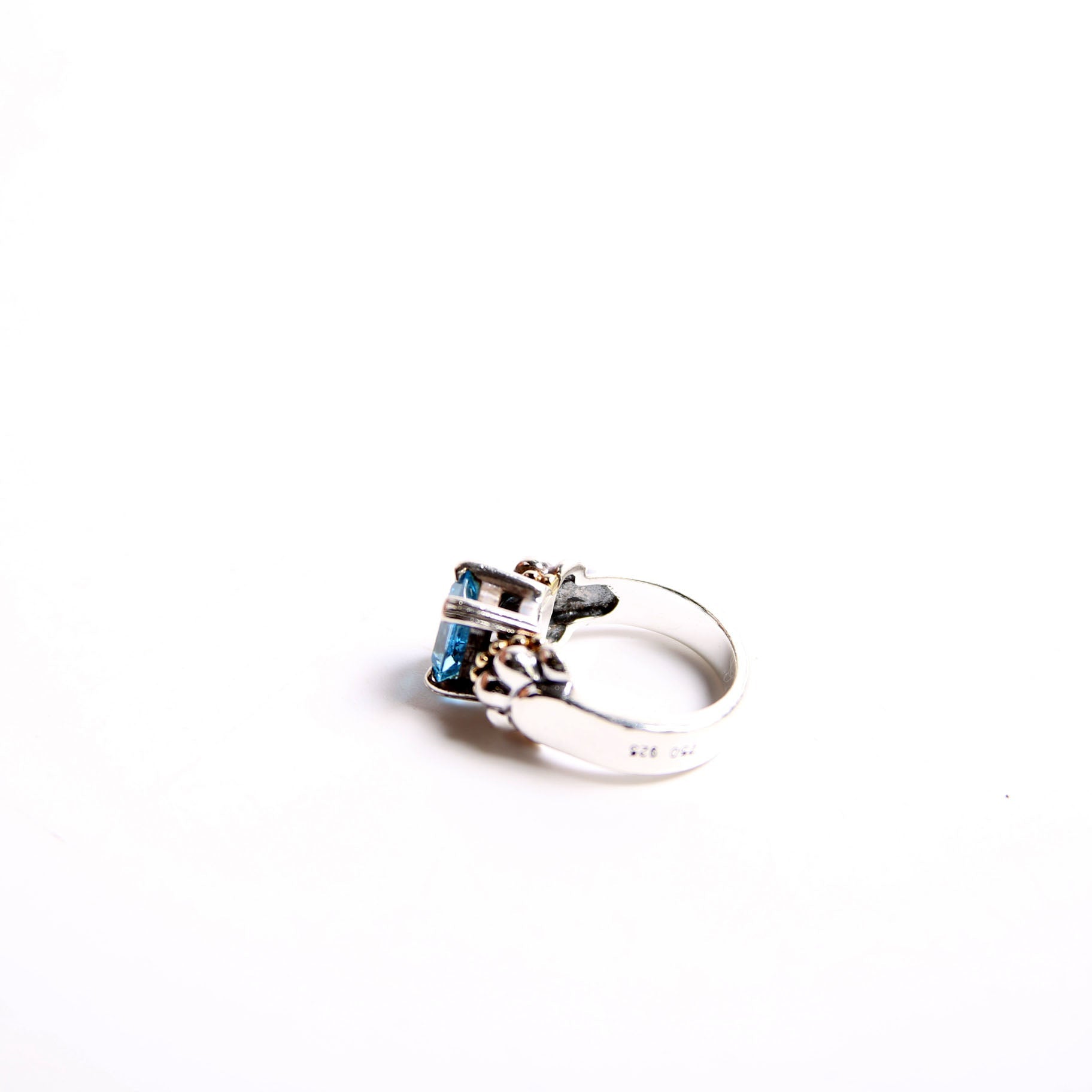 Blue Topaz Glacier Caviar 925/750 Size 7