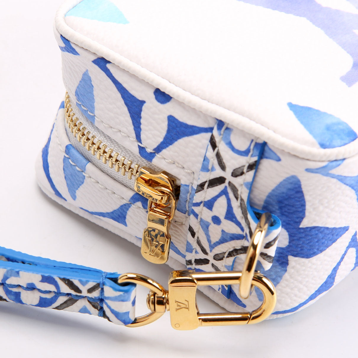 Wapity Case By The Pool 2.0 Giant Monogram