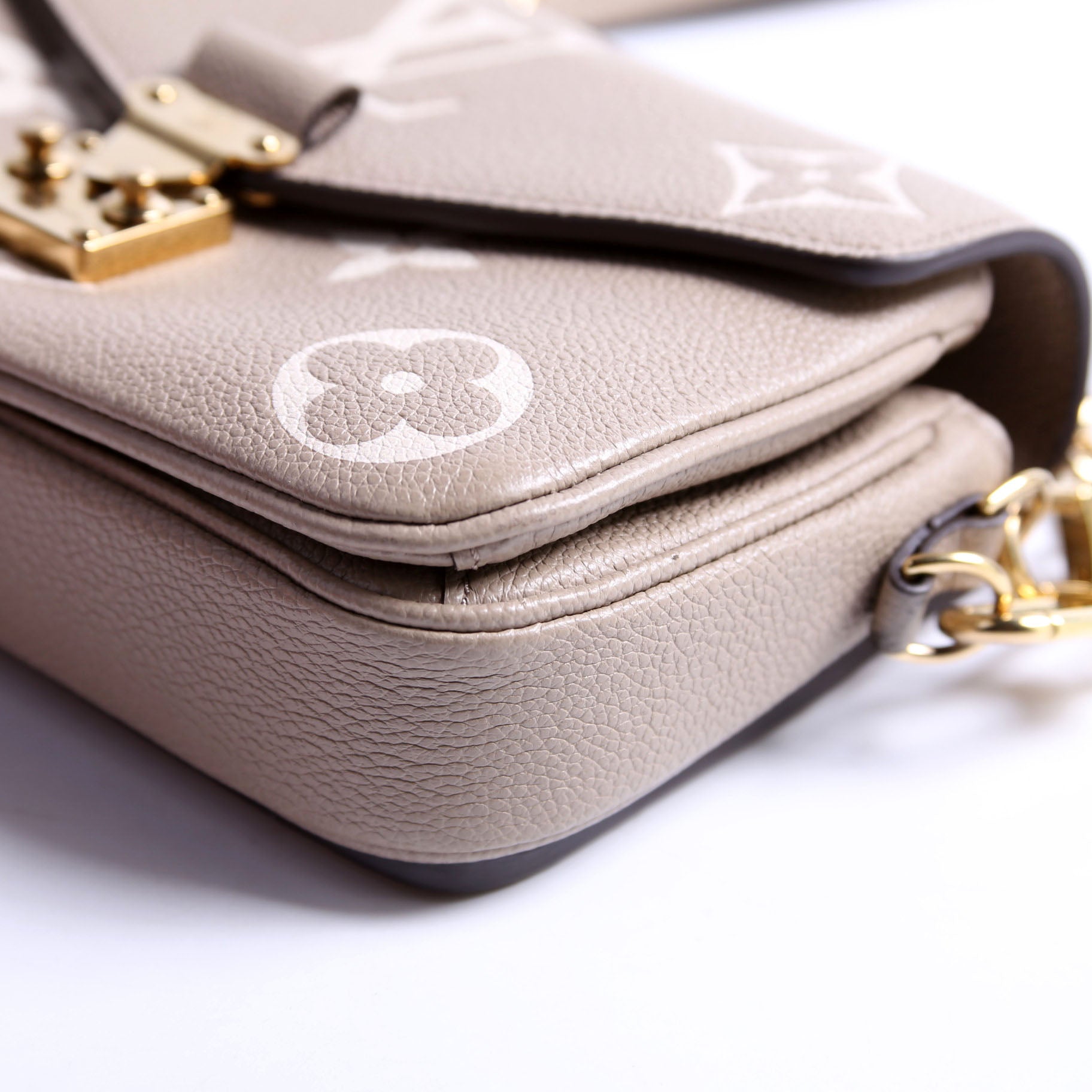 Pochette Metis East West Bicolor Empreinte Turtle Dove