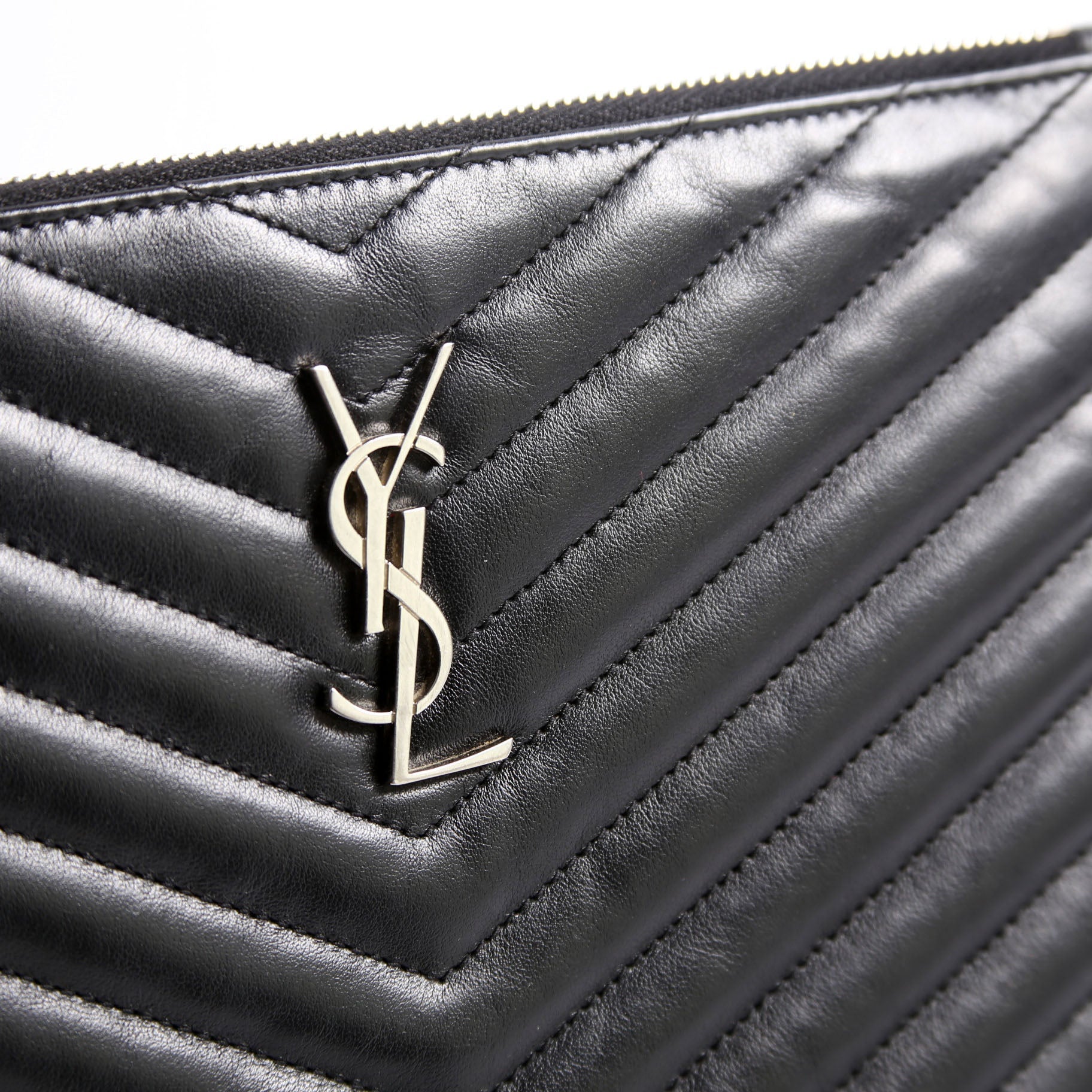 379039 A5 Matelasse Pouch Black