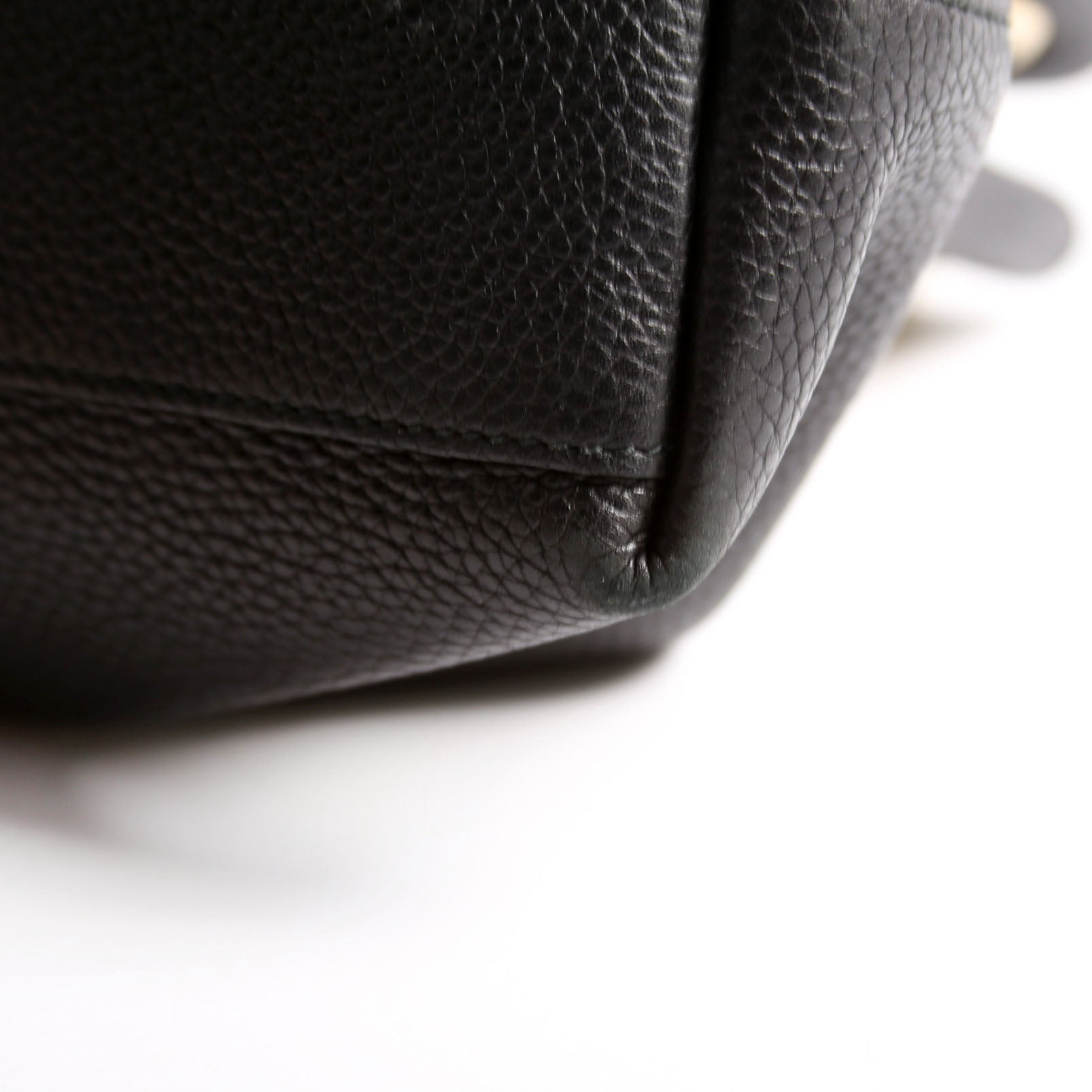 308982 Soho Leather Shoulder Medium Black