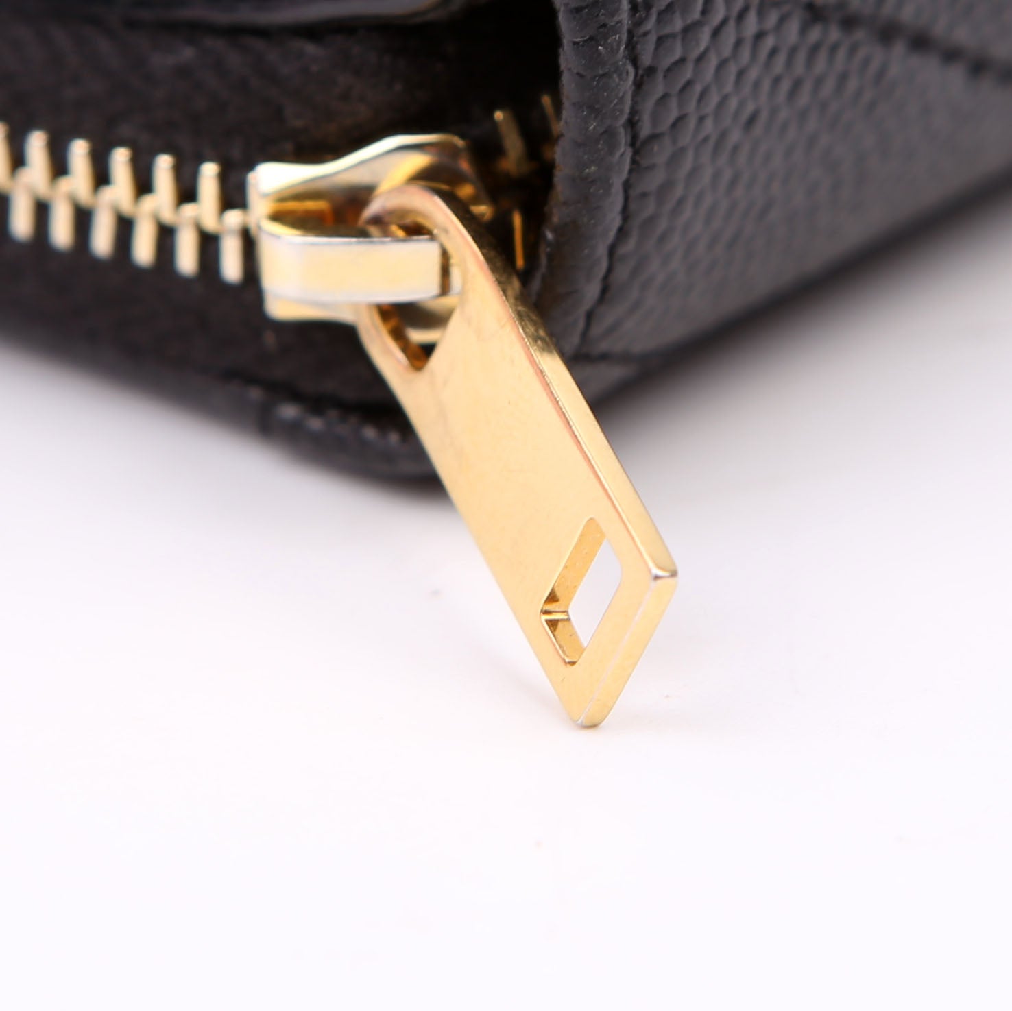 Cassandre Grain De Poudre Compact Zip Around Wallet Black