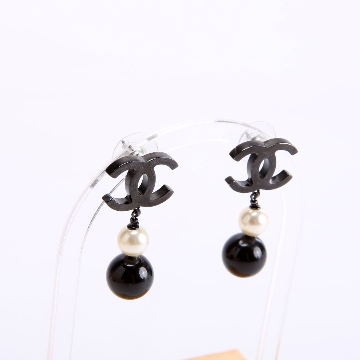 CC Pearl Drop Earrings Black/Pearl