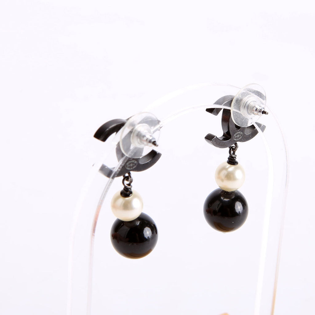 CC Pearl Drop Earrings Black/Pearl