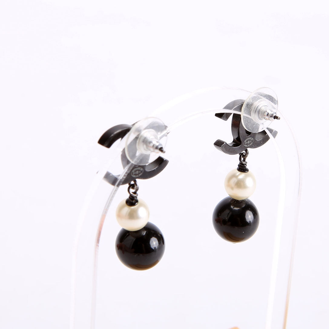 CC Pearl Drop Earrings Black/Pearl