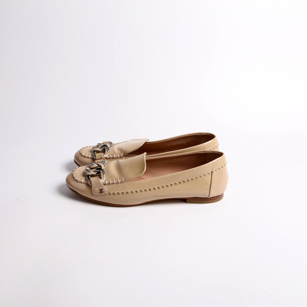 CC Chain Moccasin Loafers Patent Size 38.5 Tan