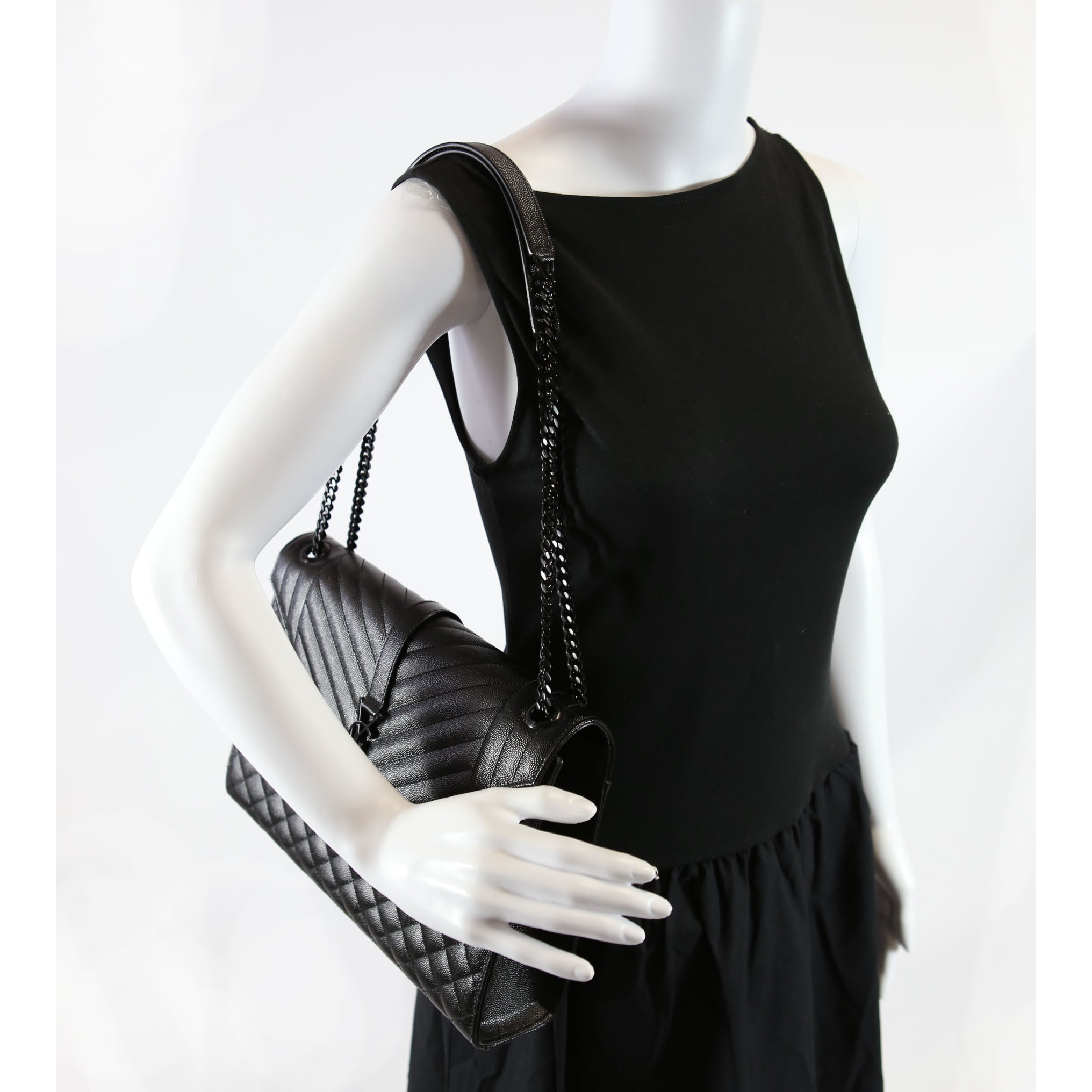 396910 Envelope Chevron Large Black