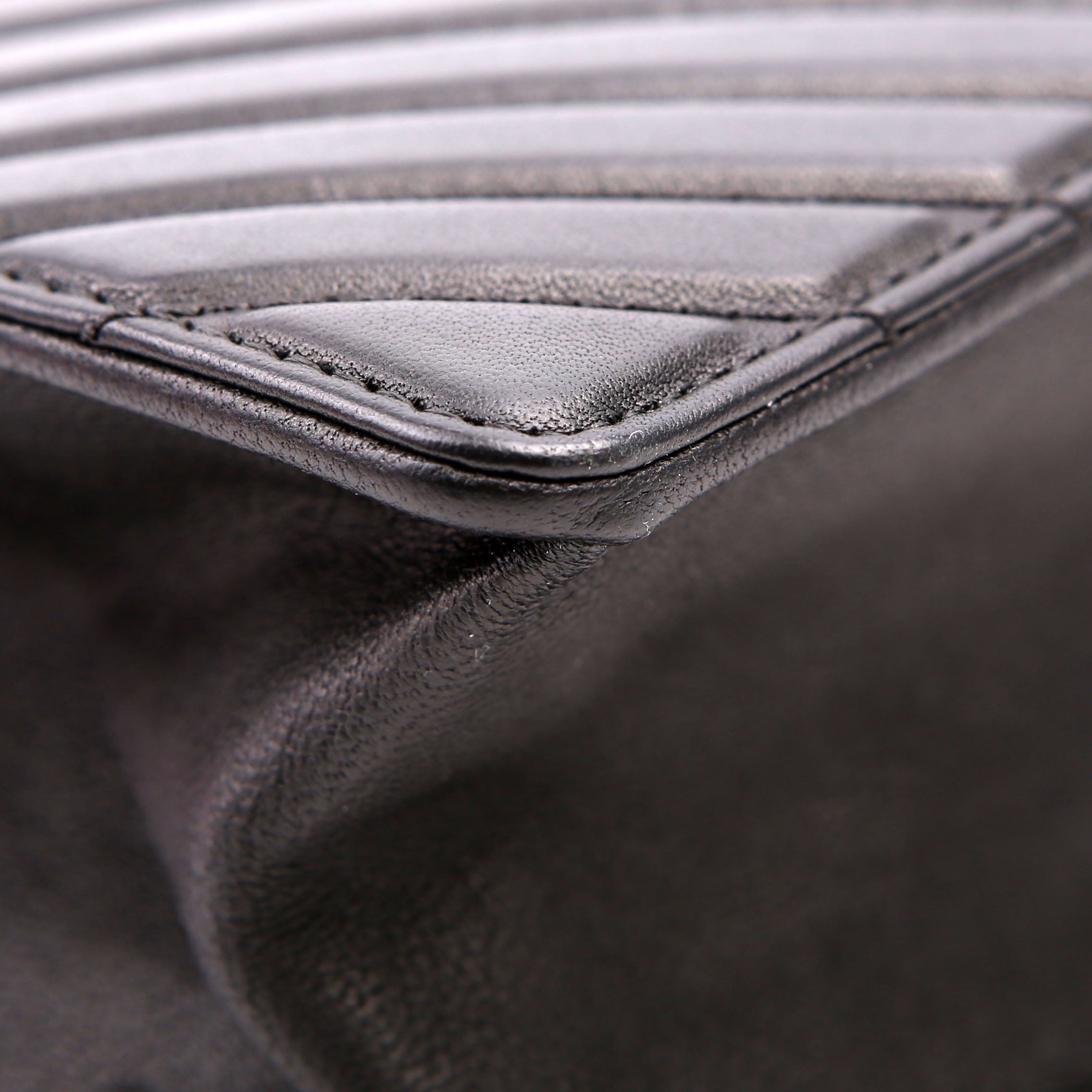 Collar And Tie Flap Chevron Sheepskin 23M Black
