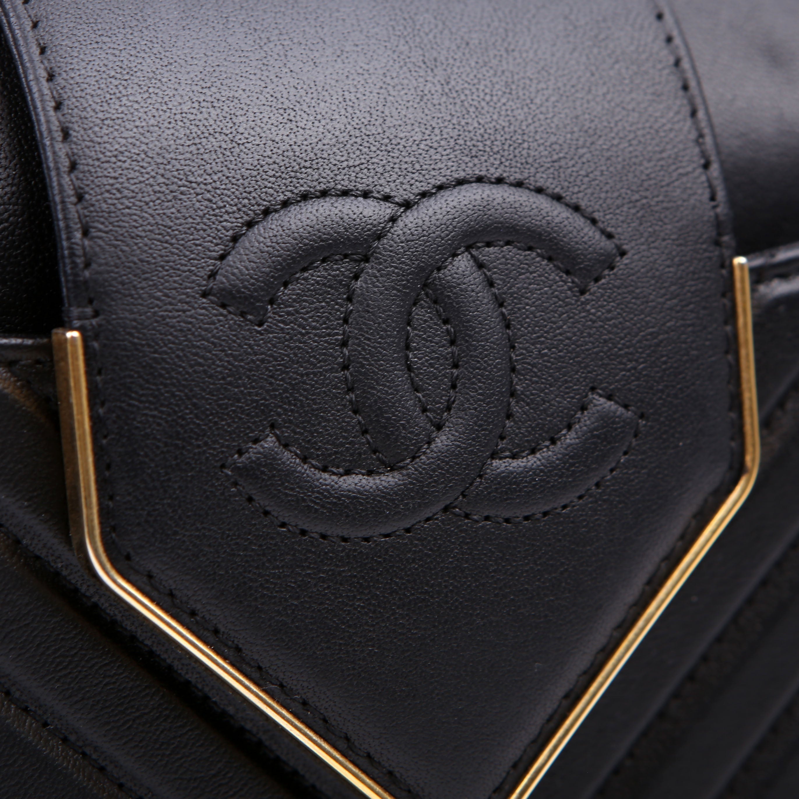 Collar And Tie Flap Chevron Sheepskin 23M Black