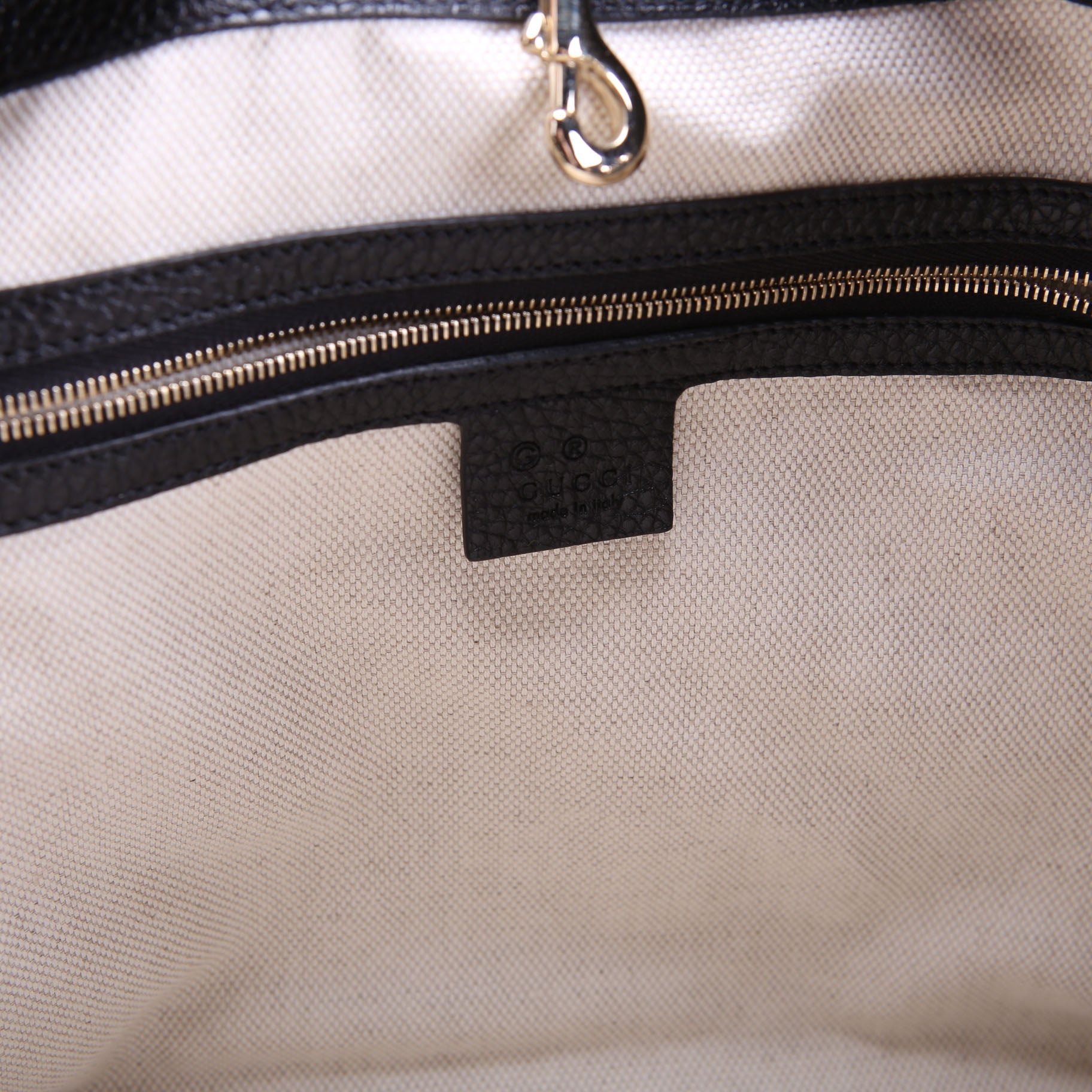 536196 Soho Chain Tote Newer Black