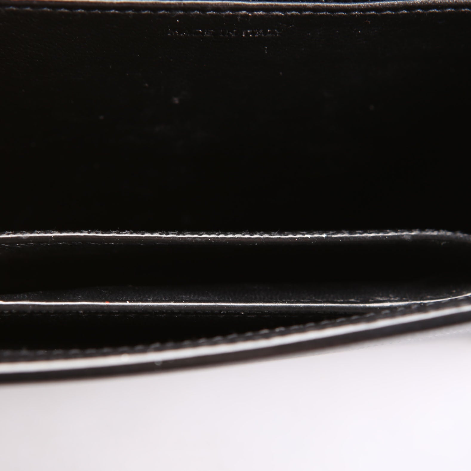 Uptown Chain Wallet Grain 607788 Black