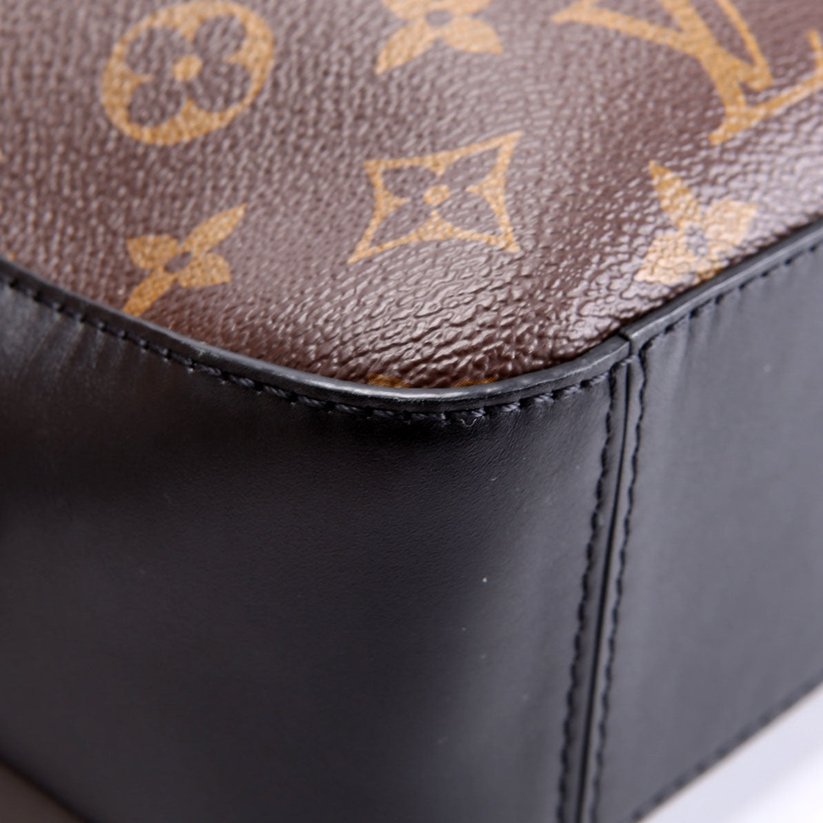 Saintonge Monogram Black