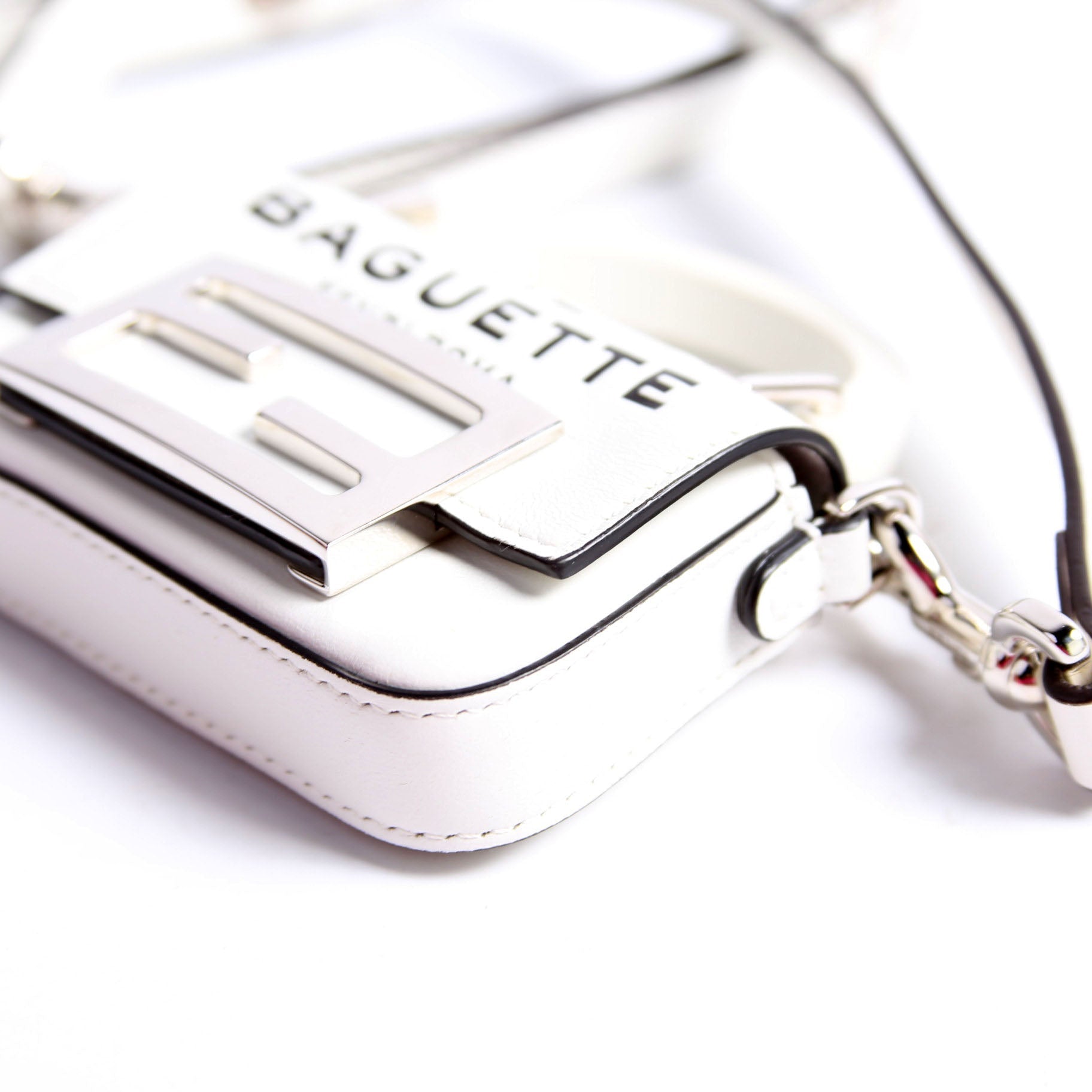7AS136 X Marc Jacobs Nano Baguette Maxi Buckle White/Black