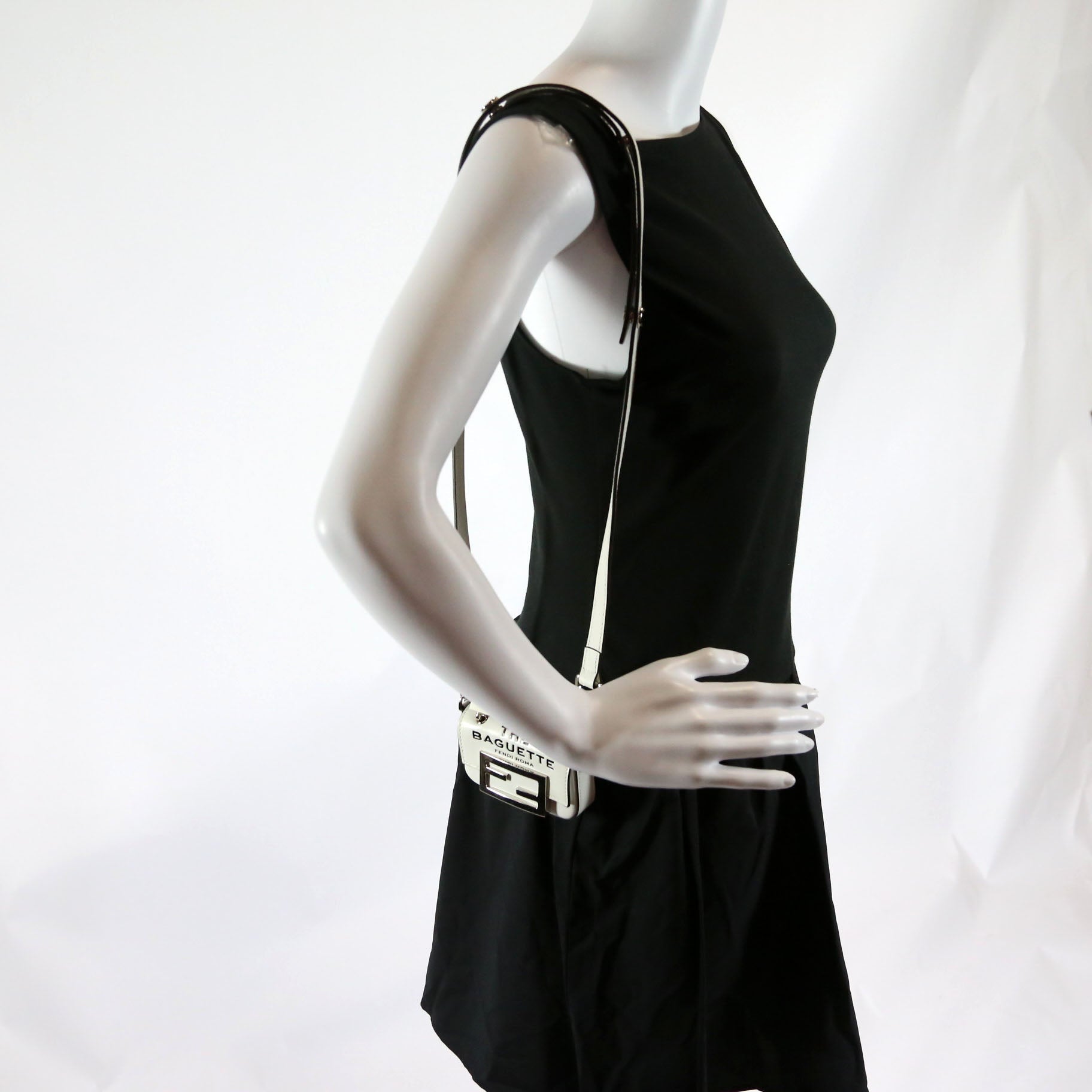 7AS136 X Marc Jacobs Nano Baguette Maxi Buckle White/Black