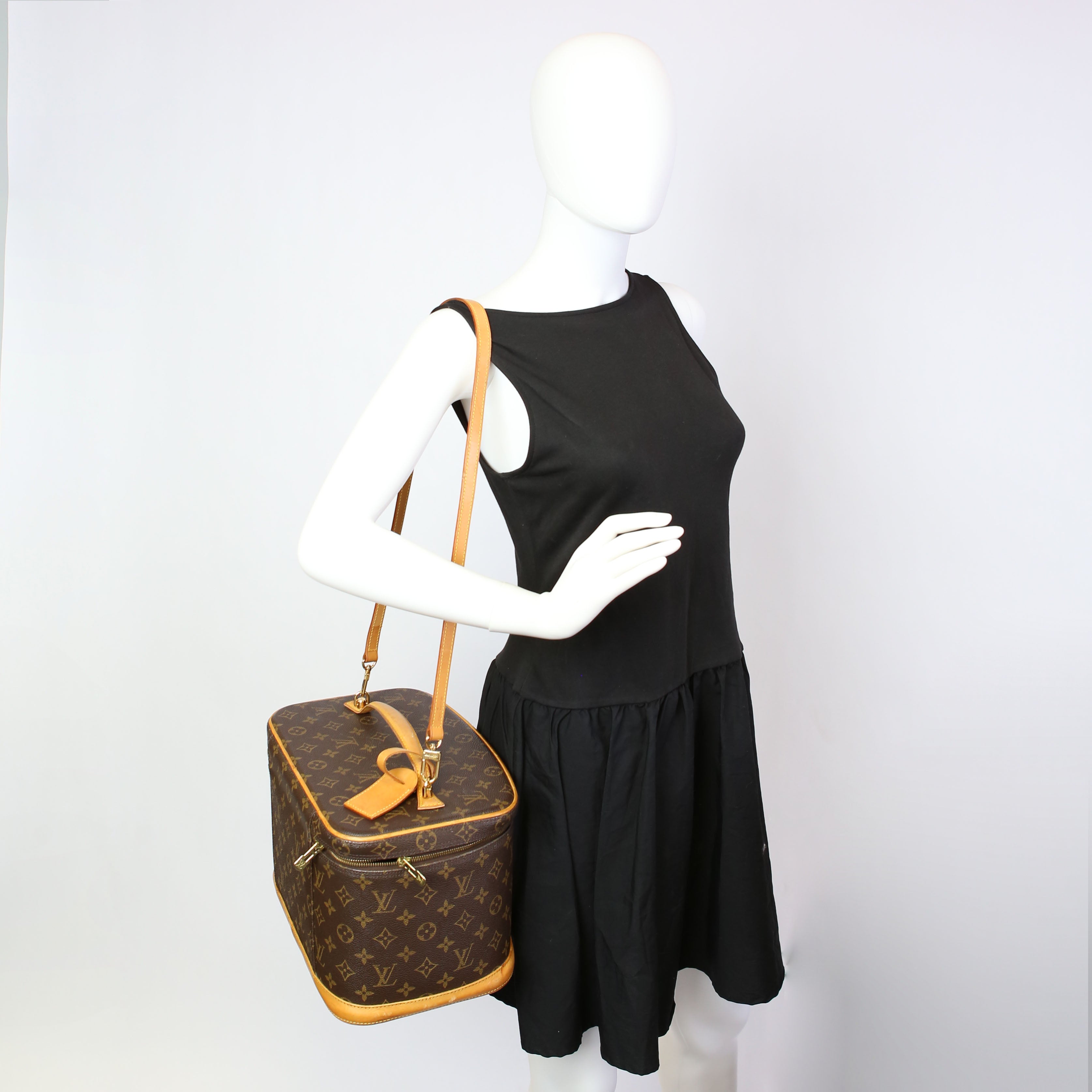 Nice Beauty Case With Strap Monogram