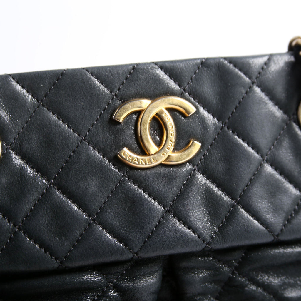 Chic Quilted Bowling Bag Iridescent Lambskin 15M Black/Gold