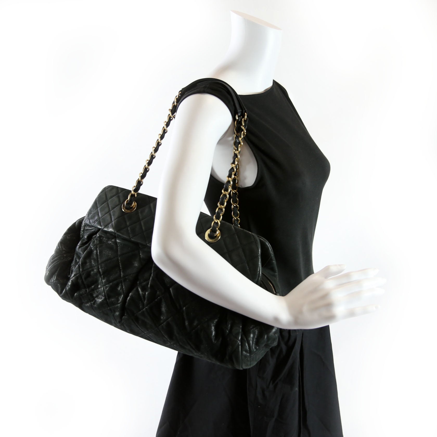Chic Quilted Bowling Bag Iridescent Lambskin 15M Black/Gold