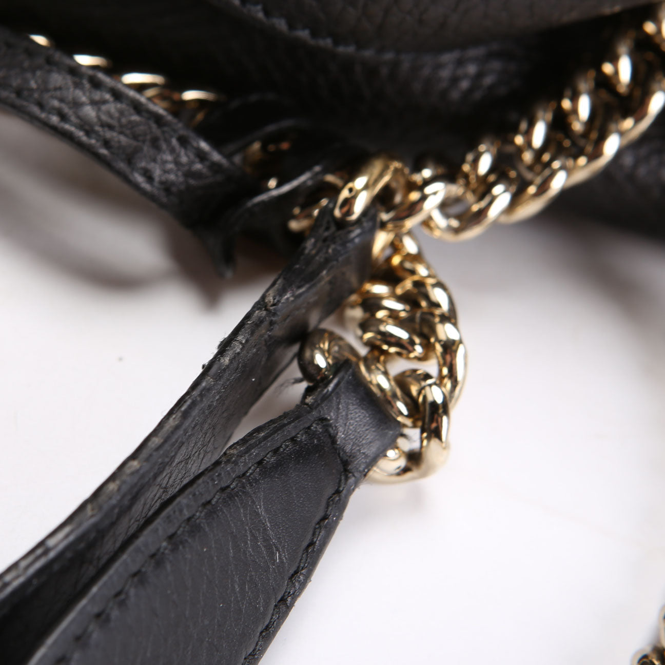 308982 Soho Leather Shoulder Medium Black/Gold