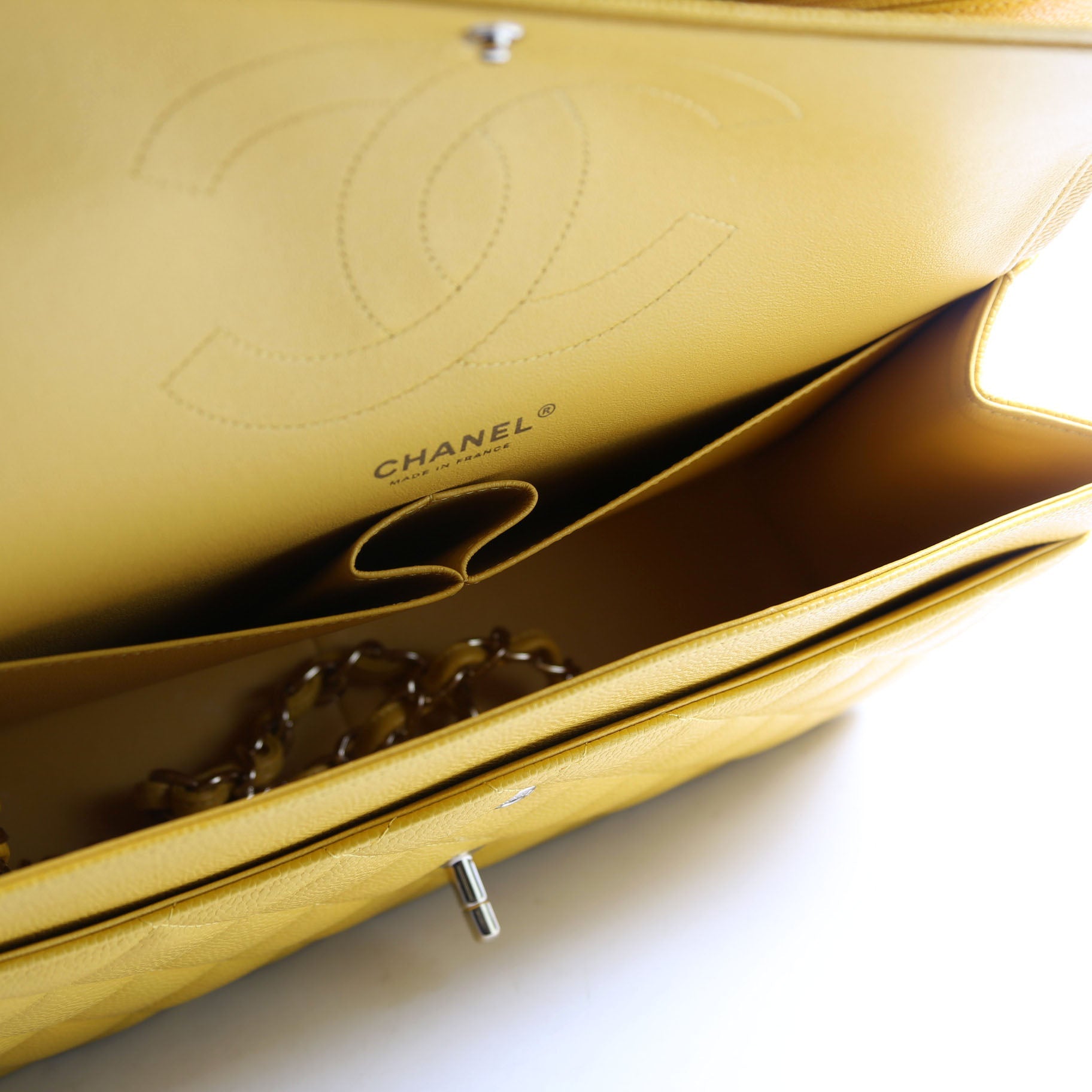 Classic Flap Jumbo Caviar 25-28M Yellow