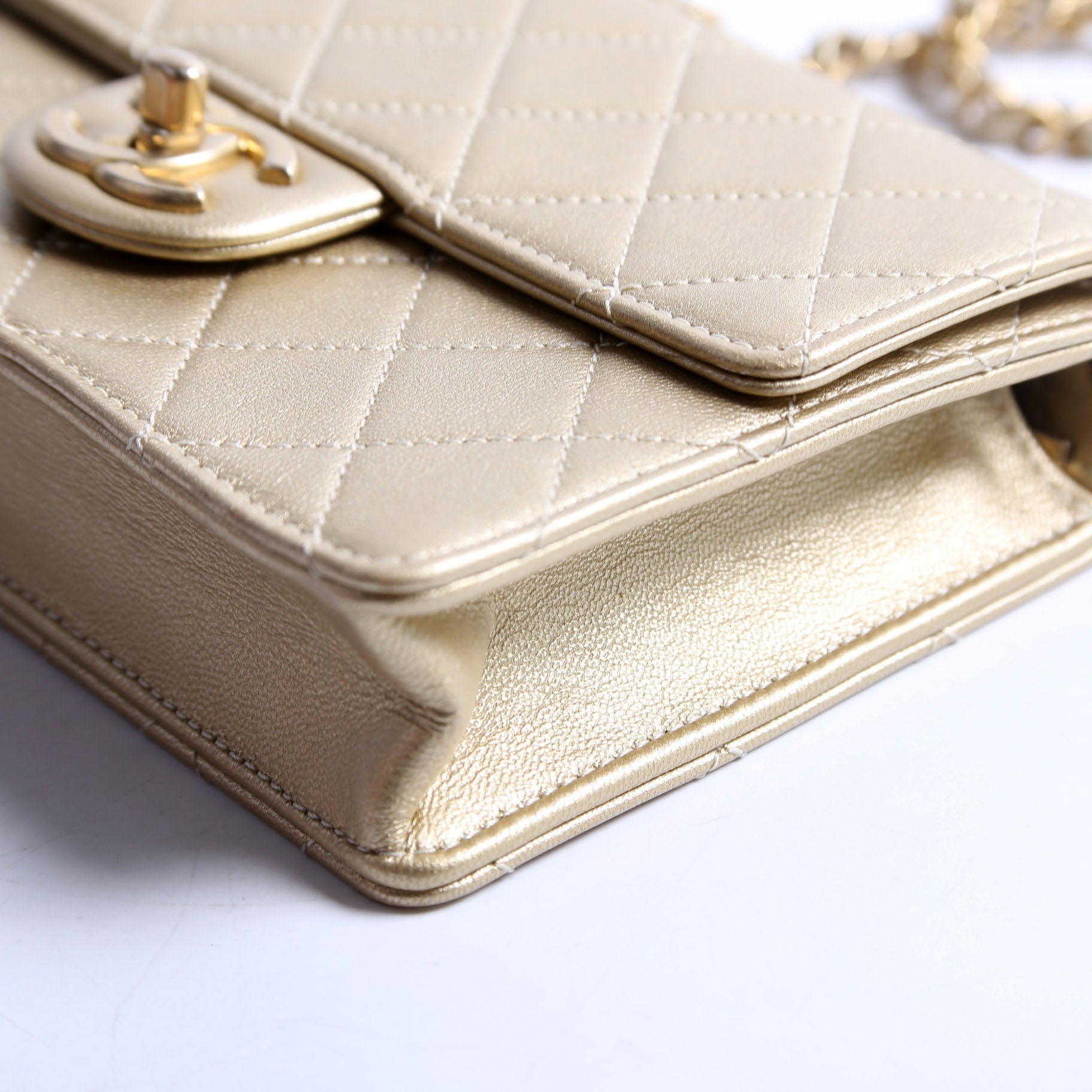 Chic Pearls Flap Small Metallic Lambskin 30M