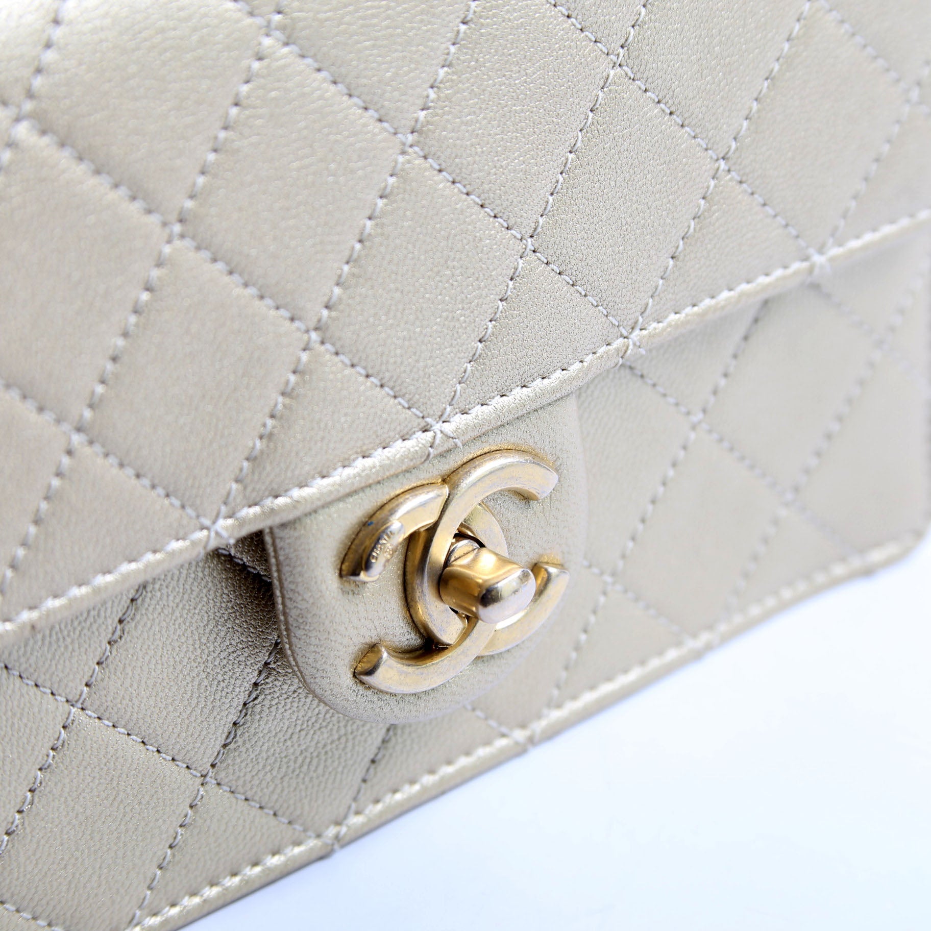Chic Pearls Flap Small Metallic Lambskin 30M